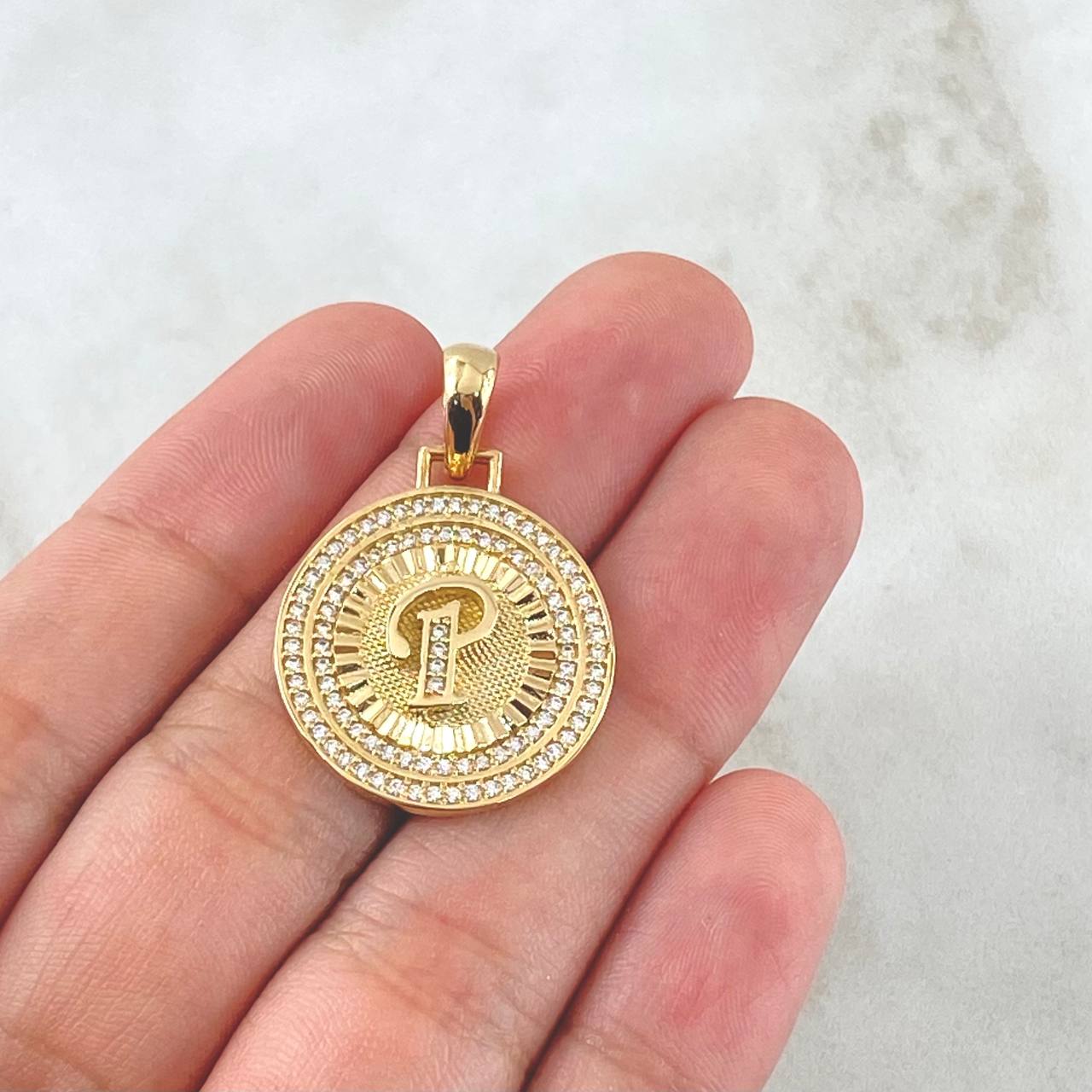 Dije Medalla Letra P 4.6g / 1 1/4 in Oro Amarillo 18K