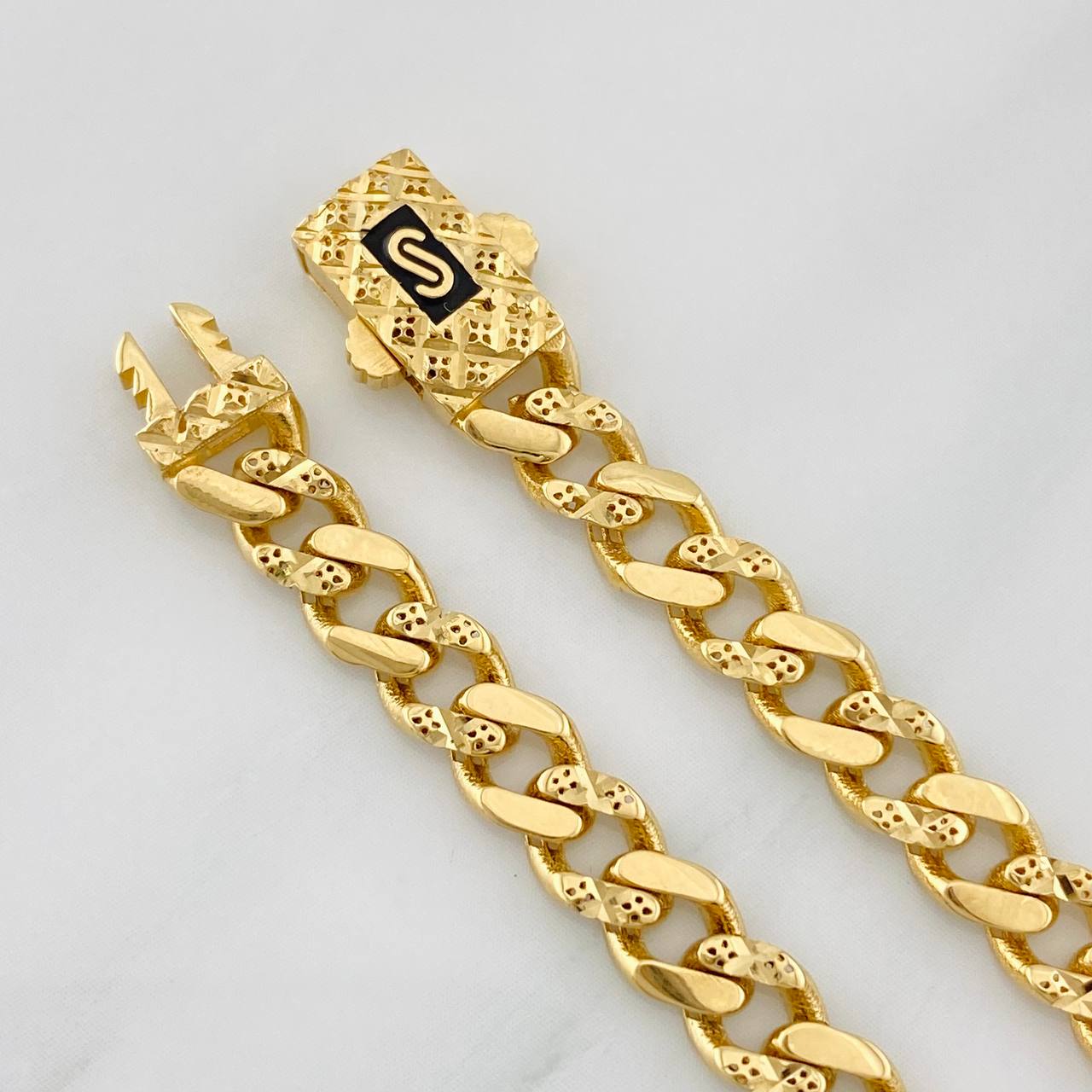 Pulso Cubana Infinito 6.05g / 7 1/2 in / 4.8mm Oro Amarillo 18K