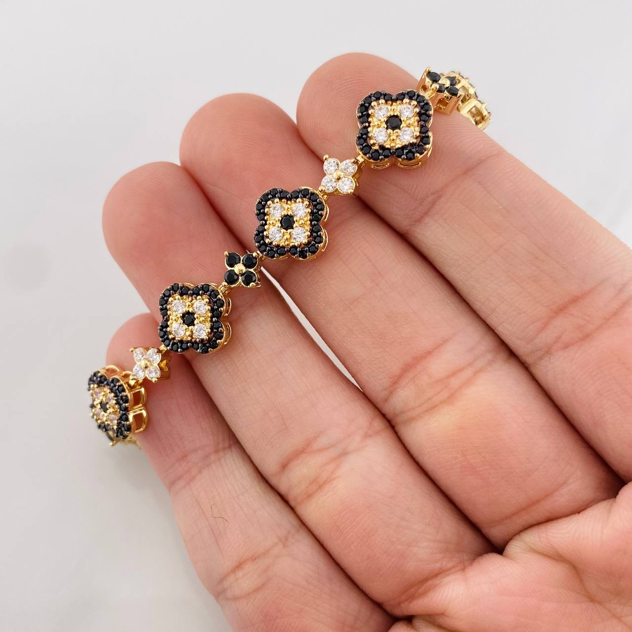 Clover Bracelet Flores 15.60g / 7 in / 10.13mm 18K Yellow Gold