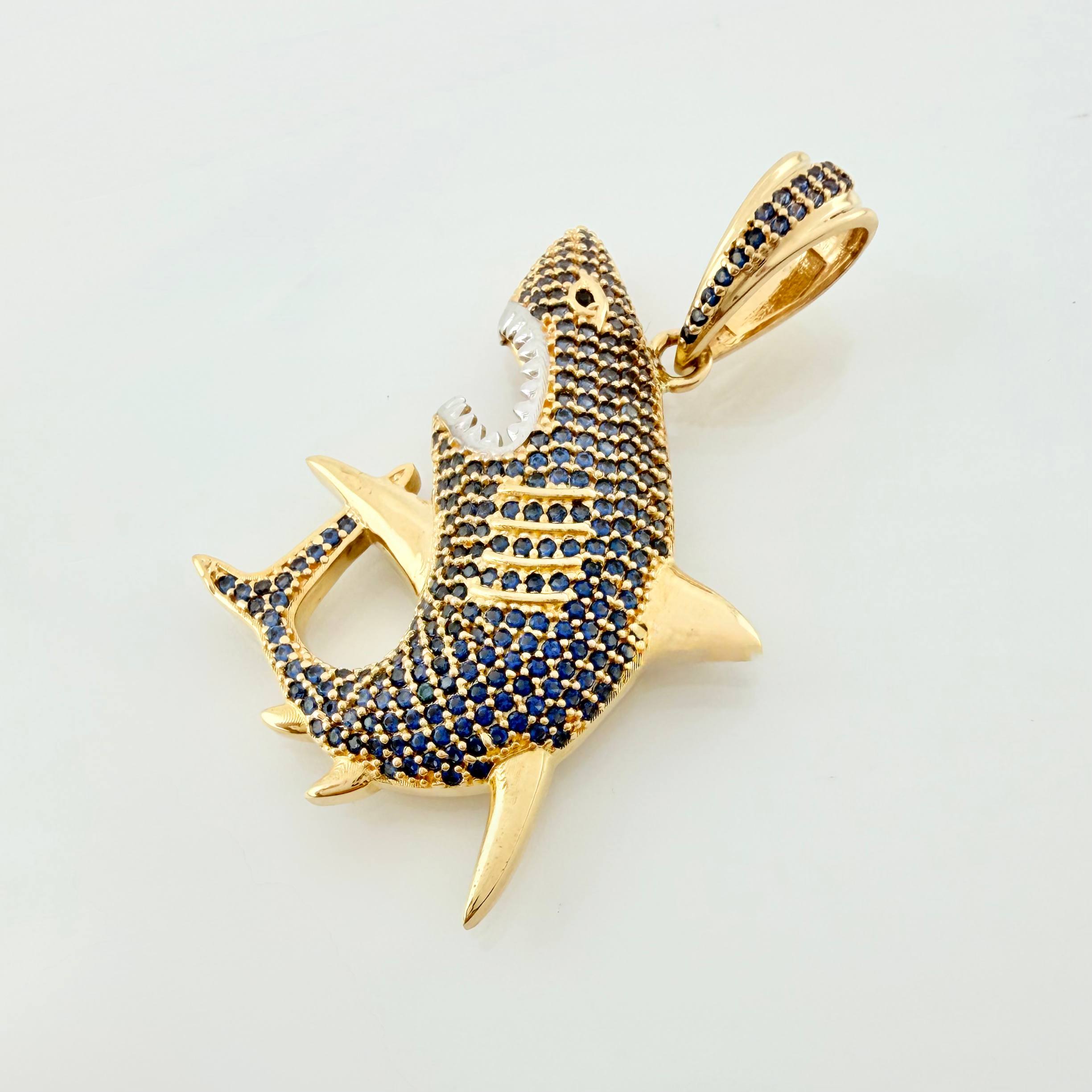 Dije Tiburon 8.35gr / 1 3/4 in / Dos Oros Amarillo Blanco 18K *