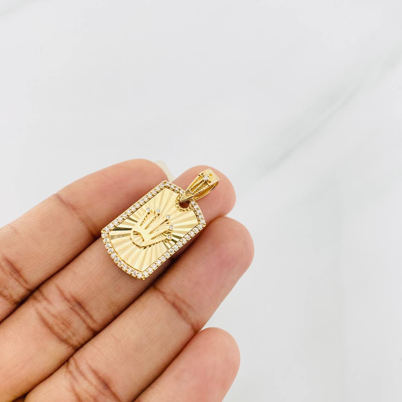 Pendant Plaque Crown 3.7g / 1 1/4 in Yellow Gold 18K