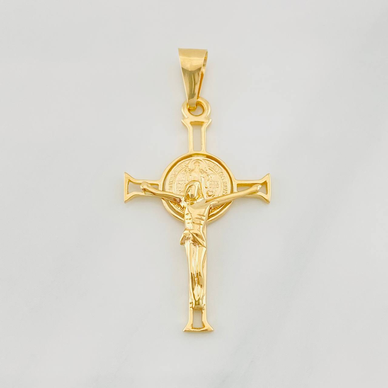 Dije Cruz Cristo San Benito 2.85g / 1 3/4 in Oro Amarillo 18K