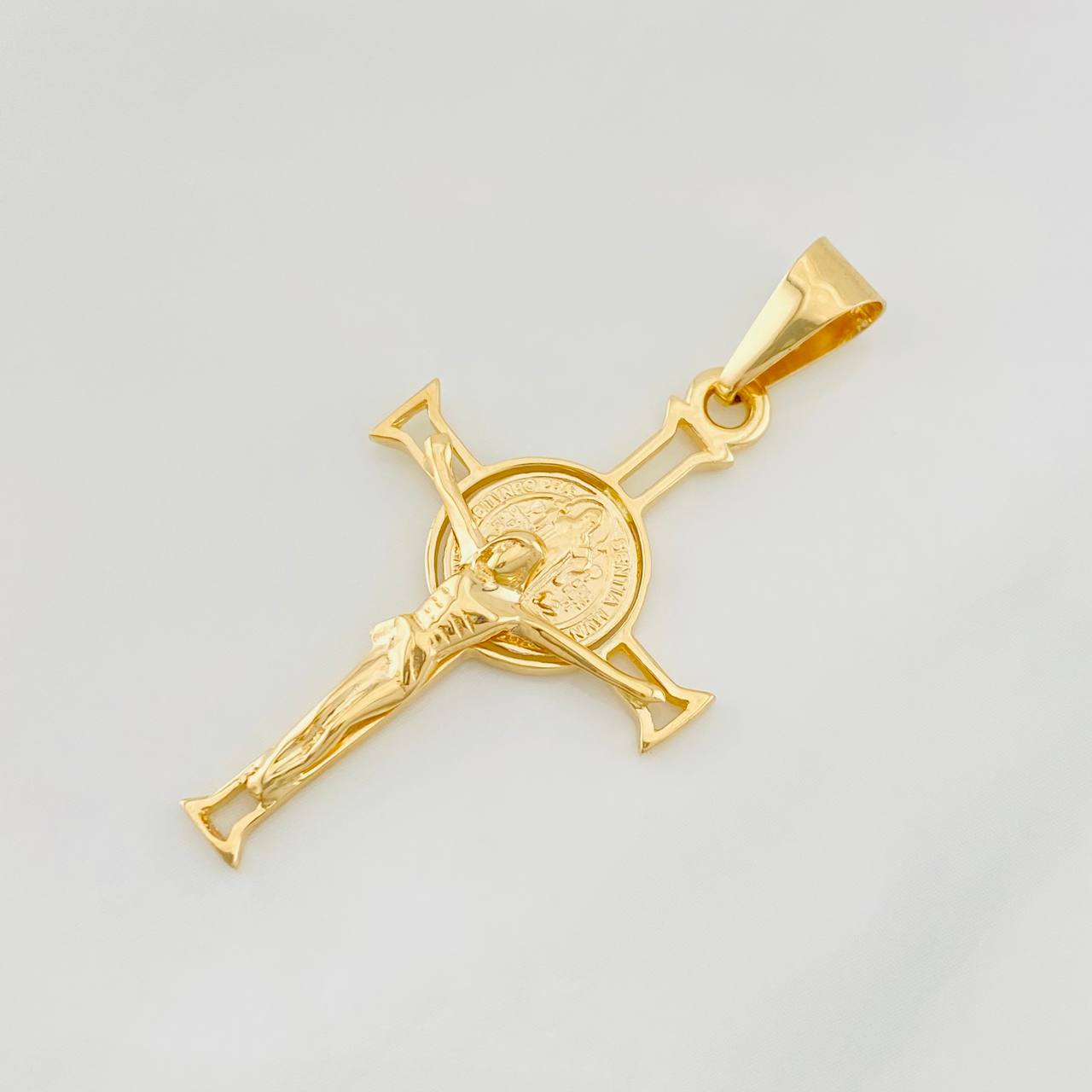 Dije Cruz Cristo San Benito 2.85g / 1 3/4 in Oro Amarillo 18K