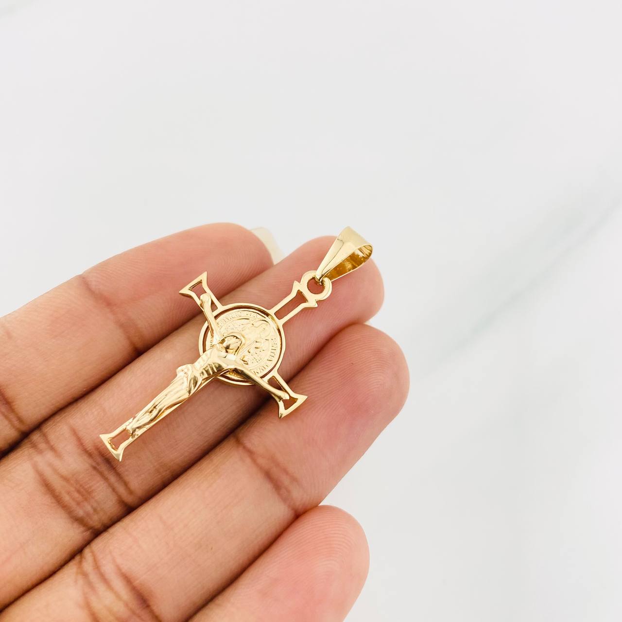 Dije Cruz Cristo San Benito 2.85g / 1 3/4 in Oro Amarillo 18K