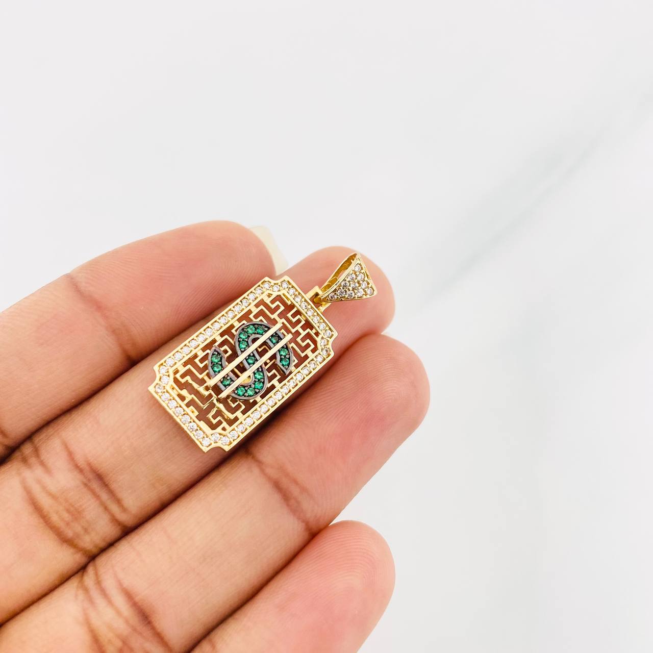 Dije Placa Signo Peso 3.15g / 1 1/4 in Dos Oros Negro Amarillo 18K