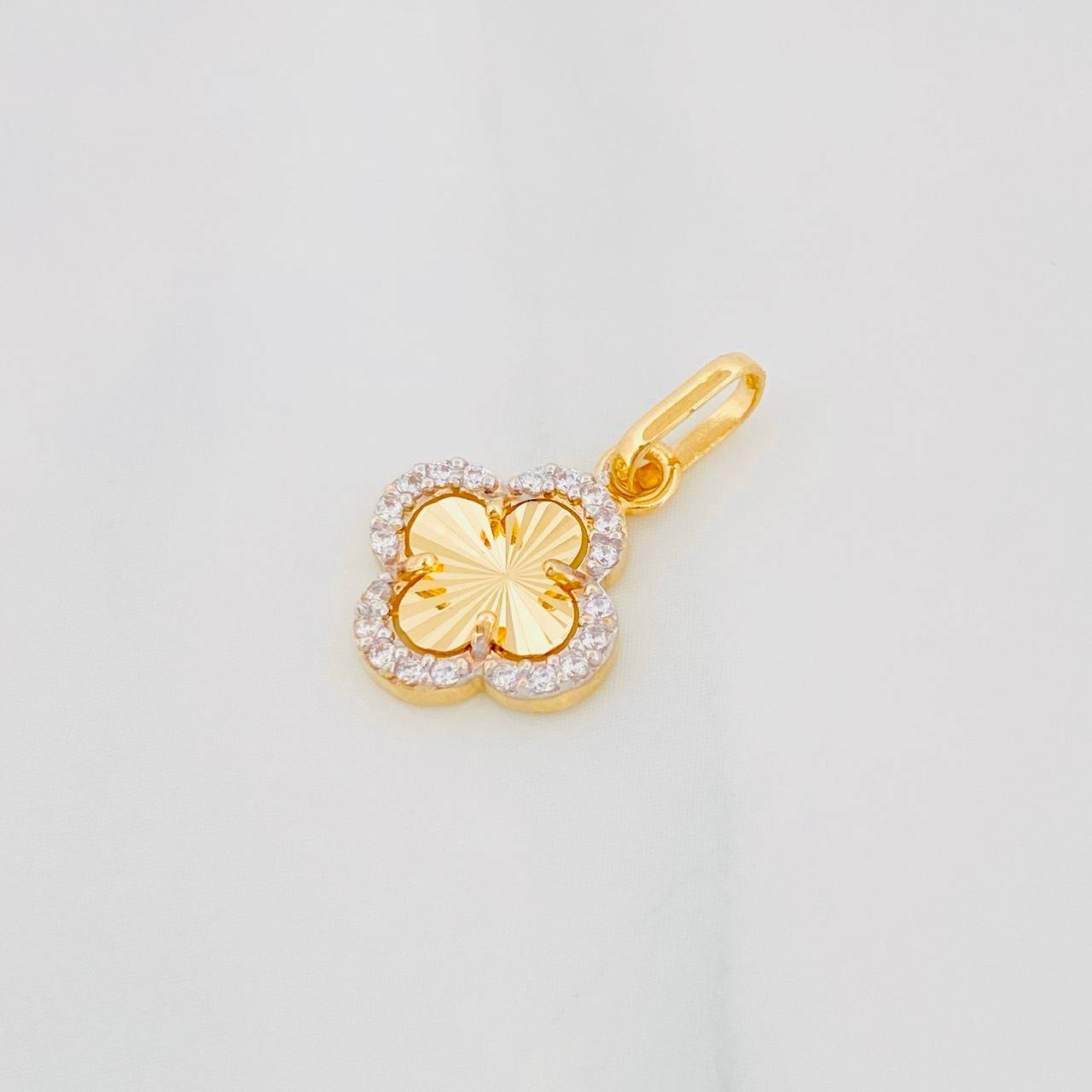 Dije Trebol 1g / 3/4 in Dos Oros Amarillo Blanco 18K