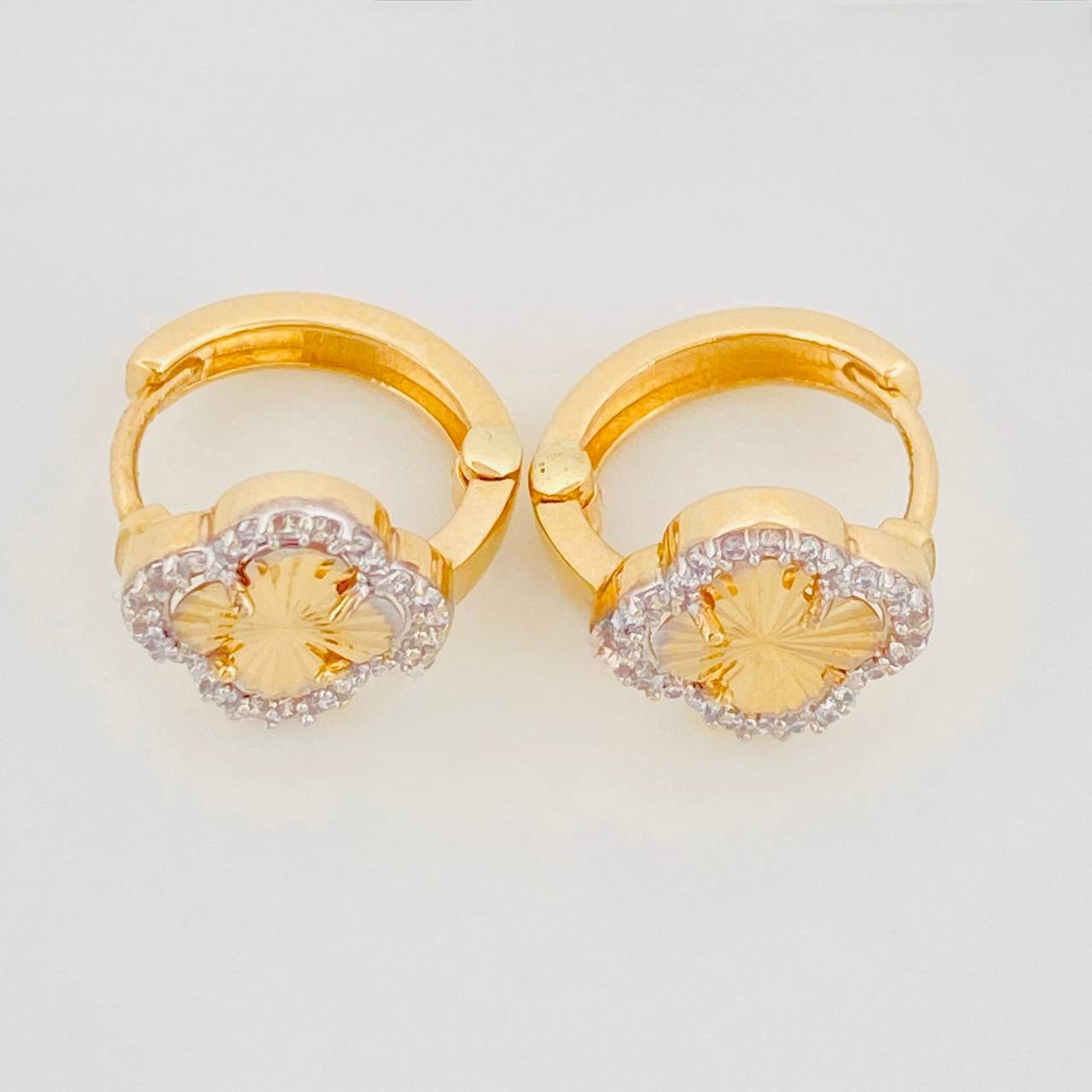 Hoop Earrings Clover 2.7g / 1/2 in Two-Tone Yellow White Gold 18K