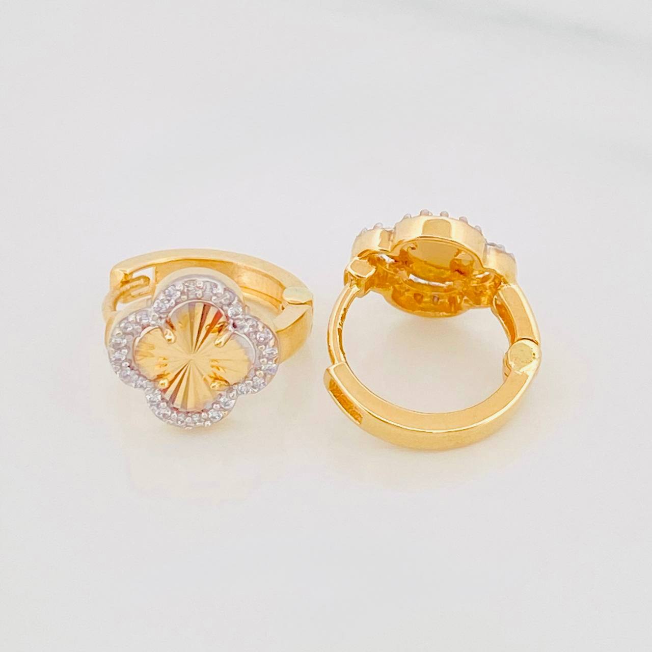 Hoop Earrings Clover 2.7g / 1/2 in Two-Tone Yellow White Gold 18K
