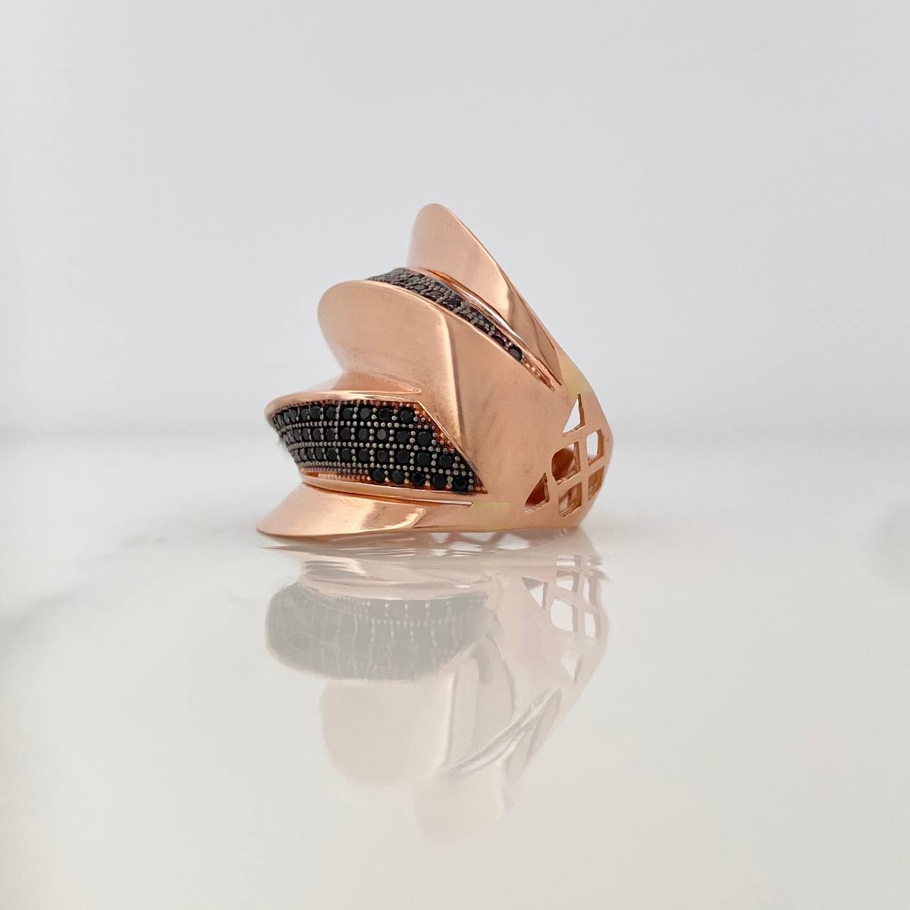 Anillo Relieves 7.3g / T5 1/2 Dos Oros Negro Rosa 18K