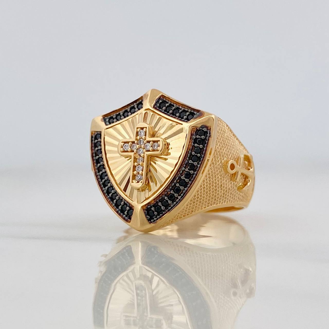 Anillo Escudo Cruz 9.5g / T9 1/4 Dos Oros Negro Amarillo 18K