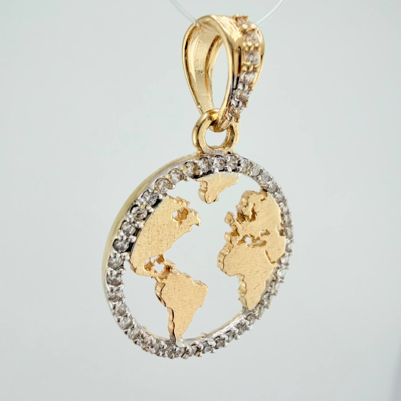 Dije Silueta Tierra 2.15gr / 1 in / Dos Oros Amarillo Blanco 18K &