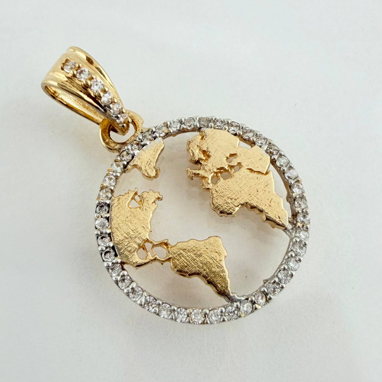 Dije Silueta Tierra 2.15gr / 1 in / Dos Oros Amarillo Blanco 18K &