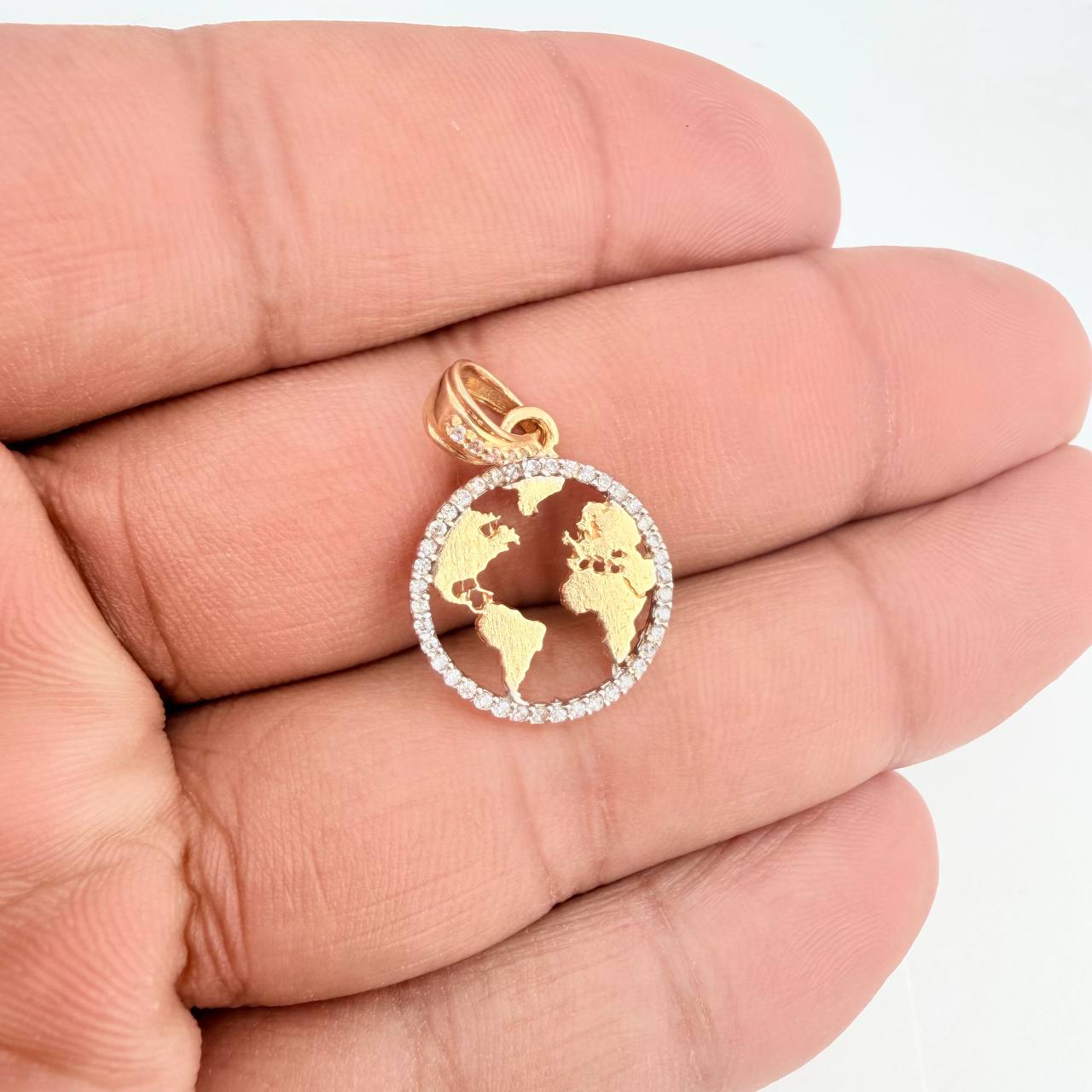 Dije Silueta Tierra 2.15gr / 1 in / Dos Oros Amarillo Blanco 18K &