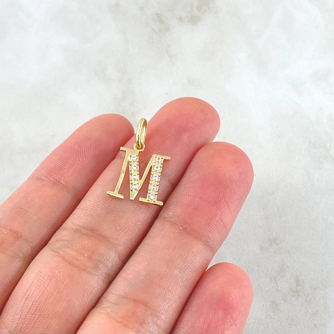 Pendant Letter M Silhouette 1.05gr / 1.8cm (0.7in) / 18K Gold ©