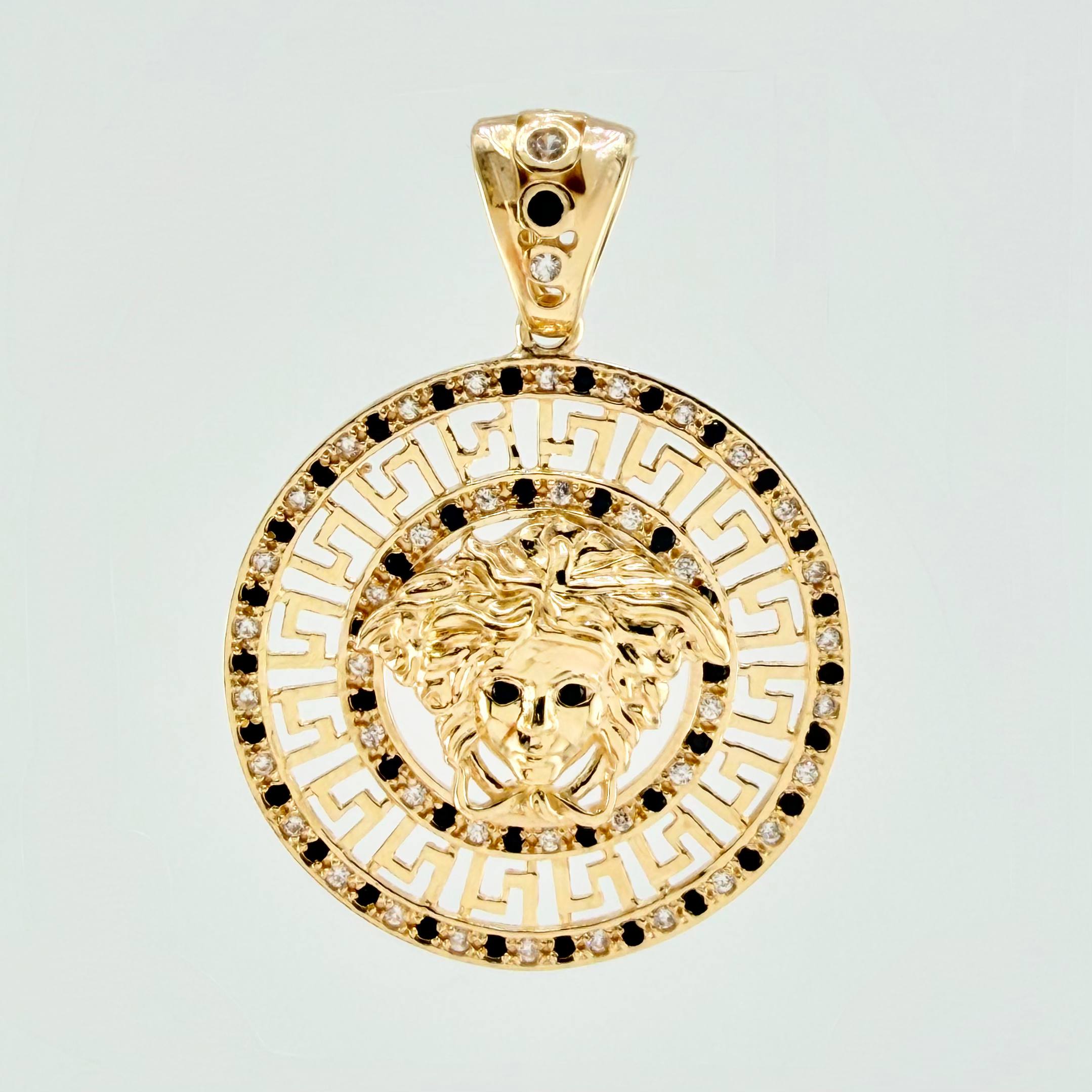 Dije Medusa 6.7gr / 1 1/2 in / Oro Amarillo 18K