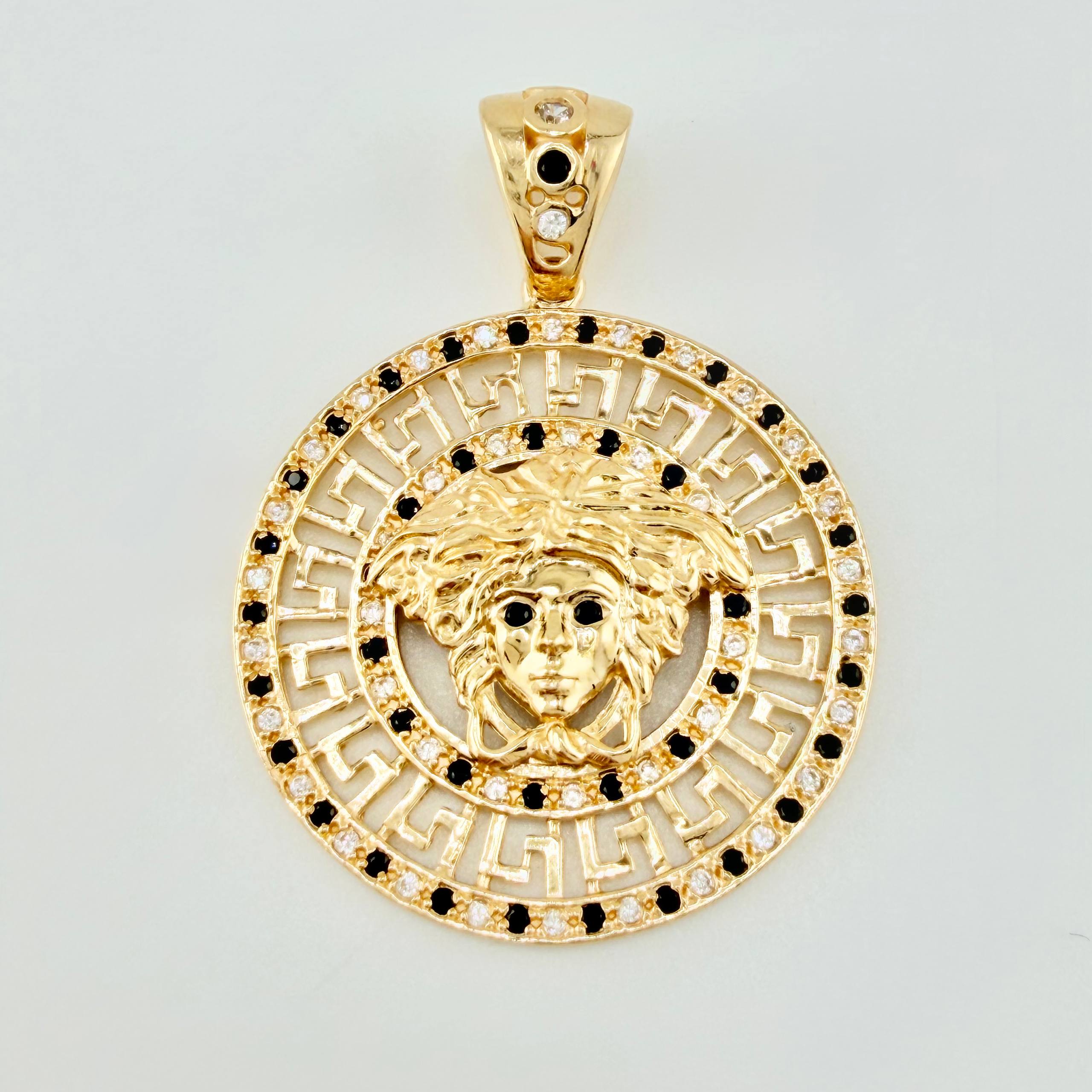 Dije Medusa 6.7gr / 1 1/2 in / Oro Amarillo 18K