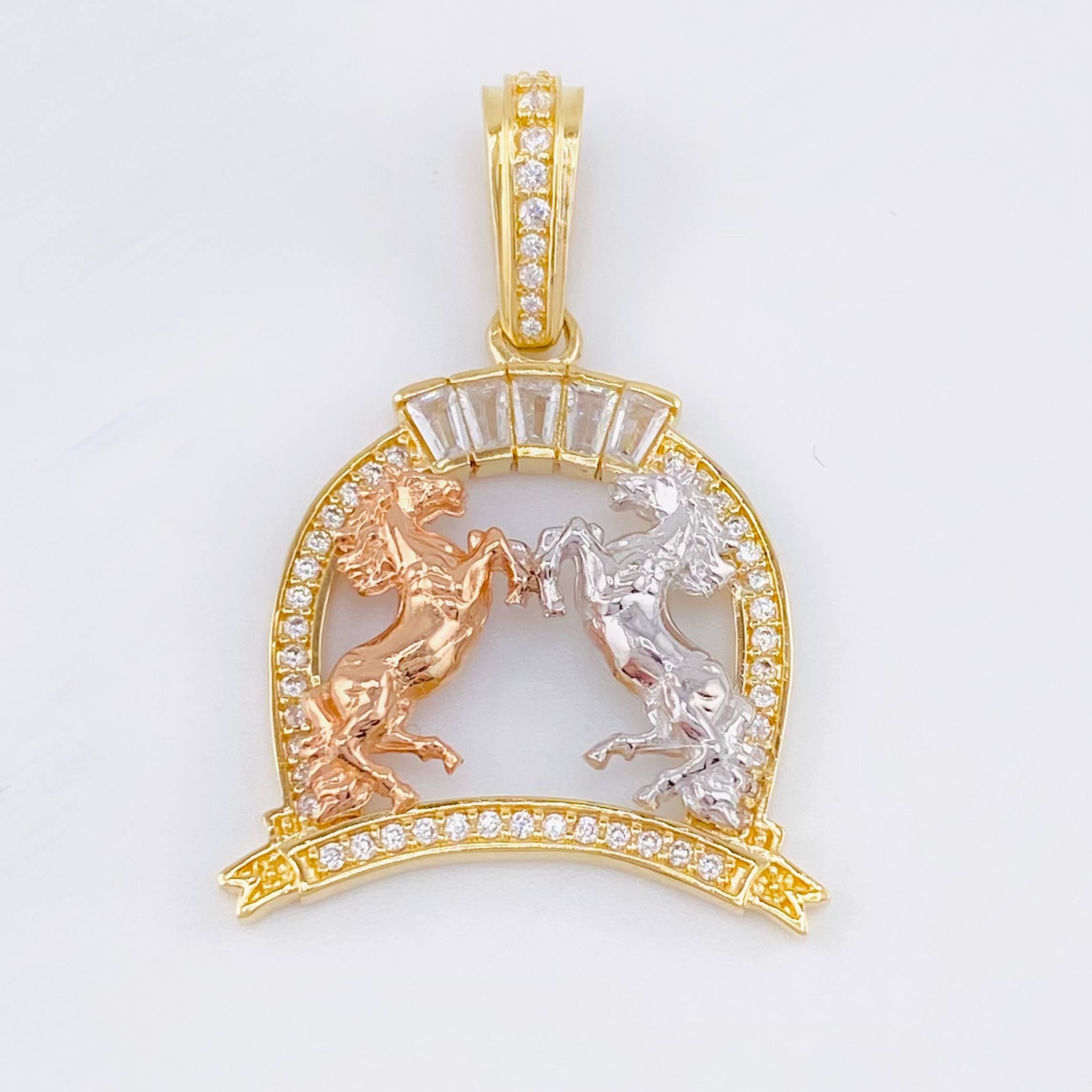 Pendant Horseshoe Plate Horses 4.5gr / 1 1/4 in / Three Golds 18K