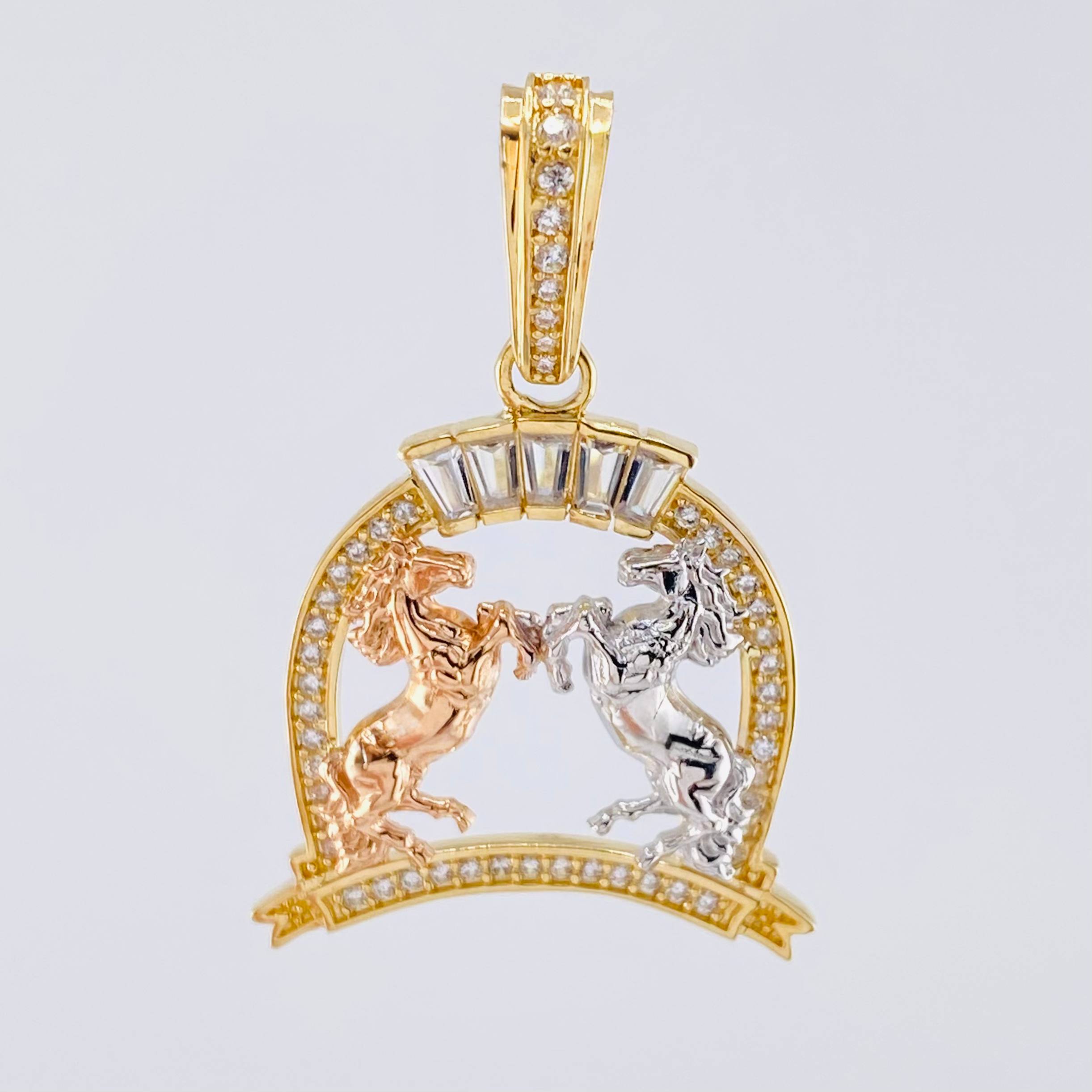 Pendant Horseshoe Plate Horses 4.5gr / 1 1/4 in / Three Golds 18K