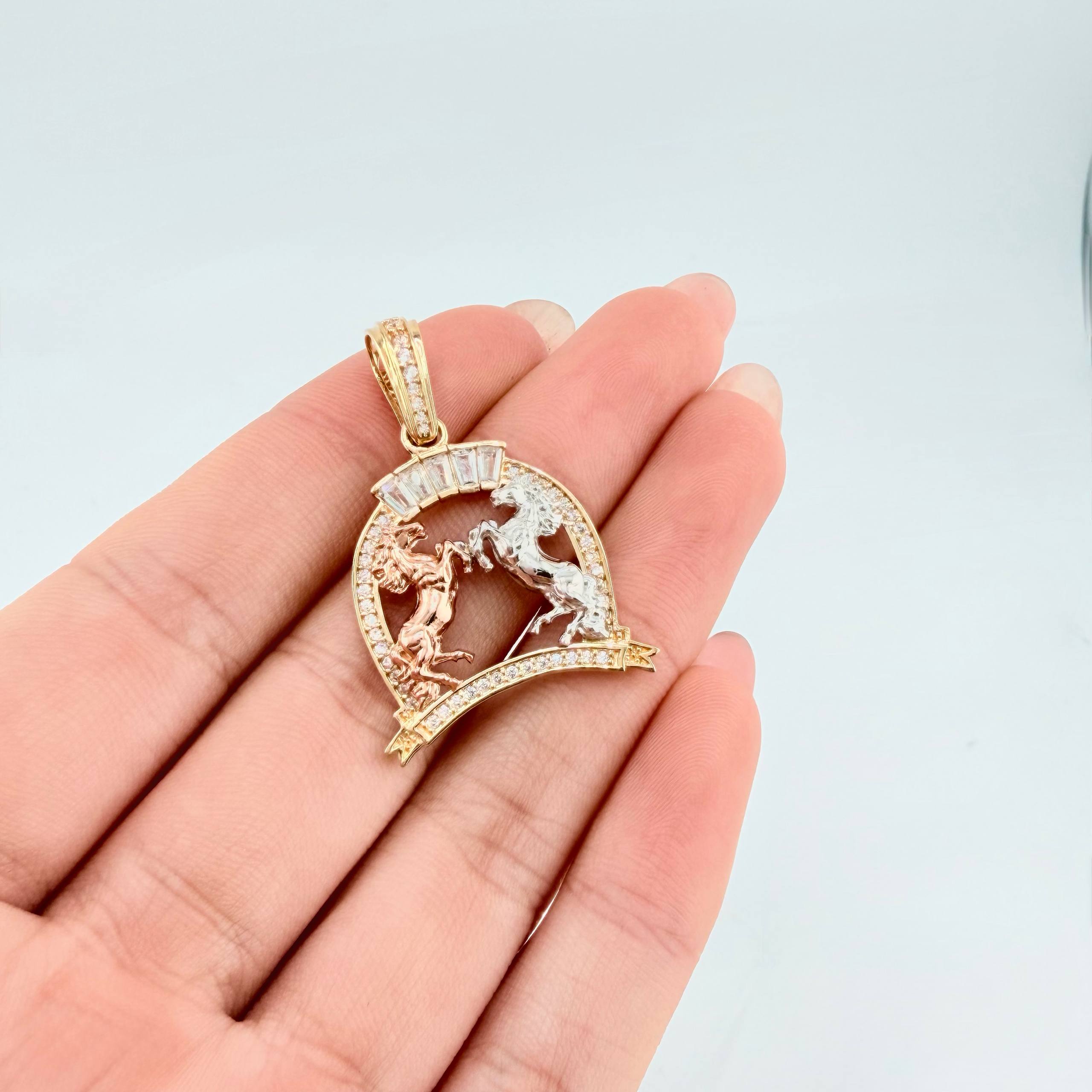 Pendant Horseshoe Plate Horses 4.5gr / 1 1/4 in / Three Golds 18K