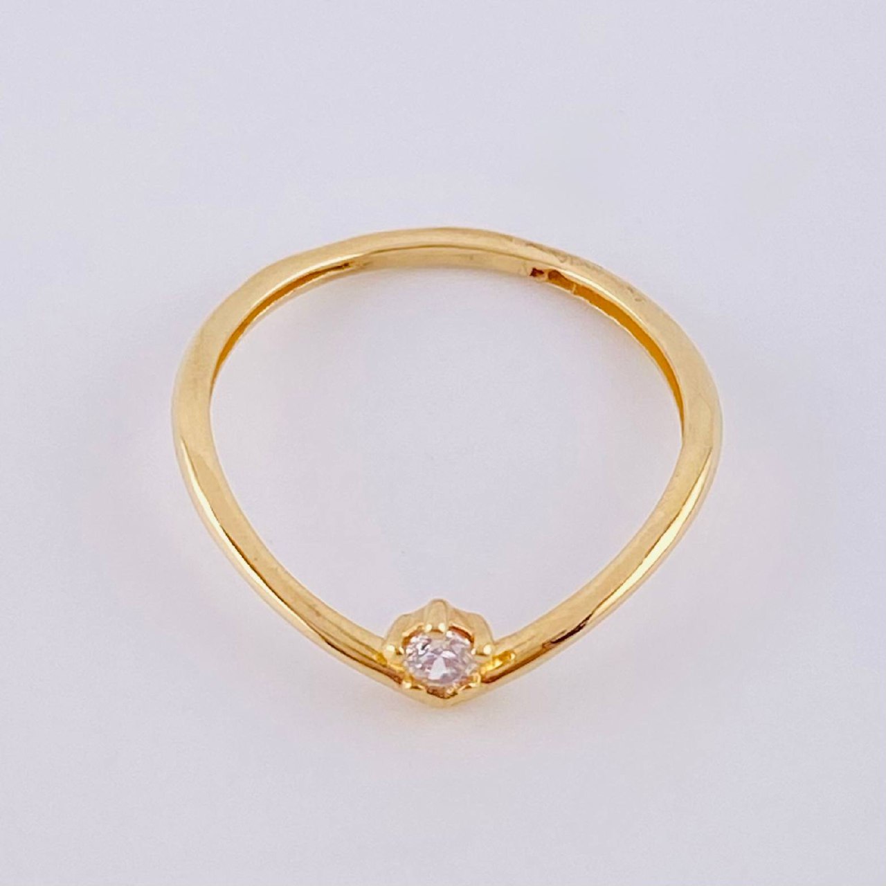 Anillo Solitario V 1.1gr / T5 1/2 / Oro Amarillo 18K ©