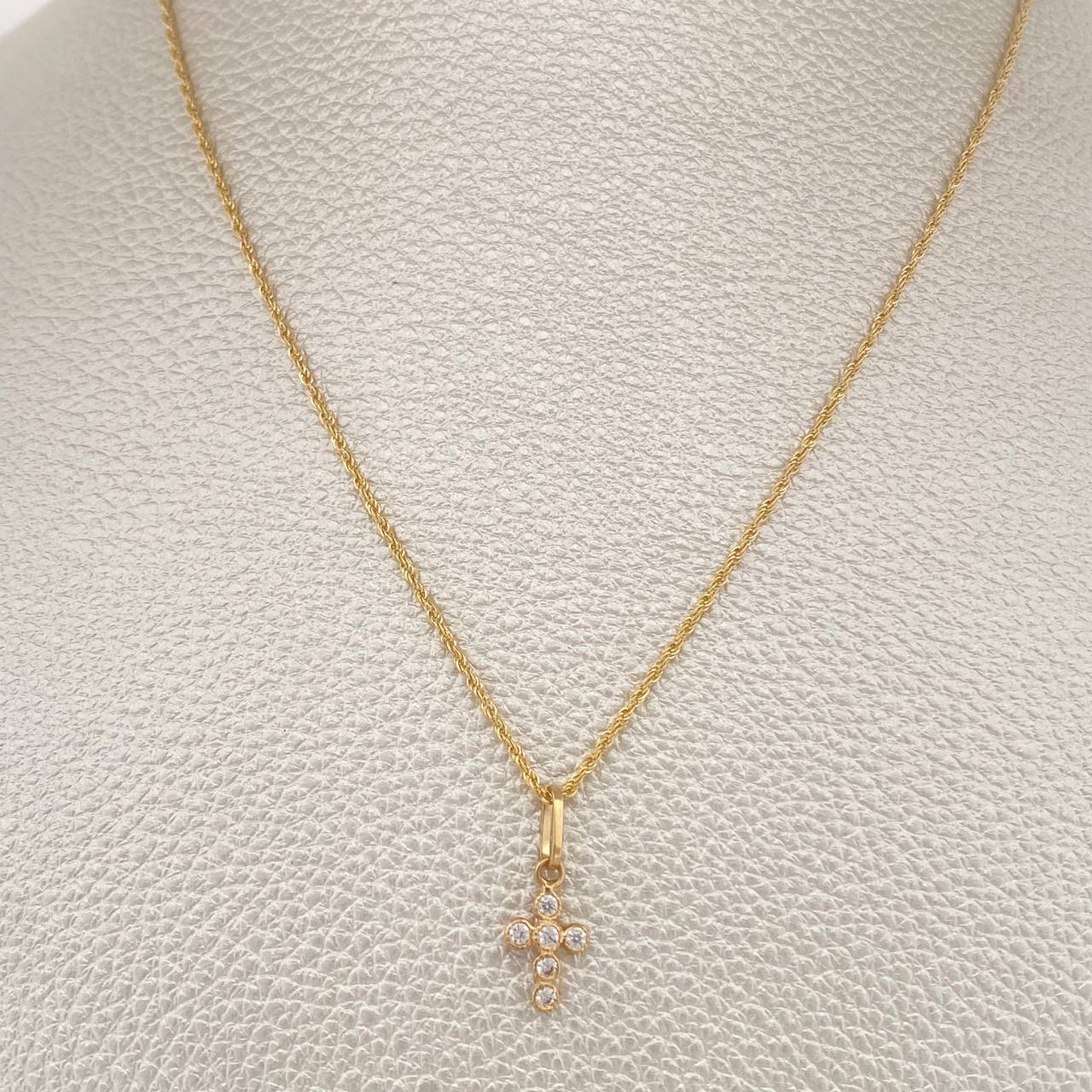 Set Cadena y Dije Lazo + Cruz 1.45gr / 15 3/4 in / Oro Amarillo 18K &