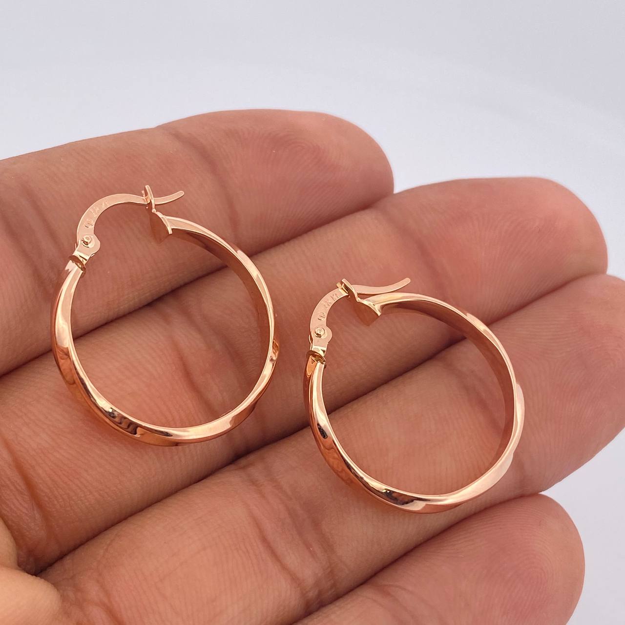 Nia Hoop Earrings 1.1gr / 1in / 18K Gold $