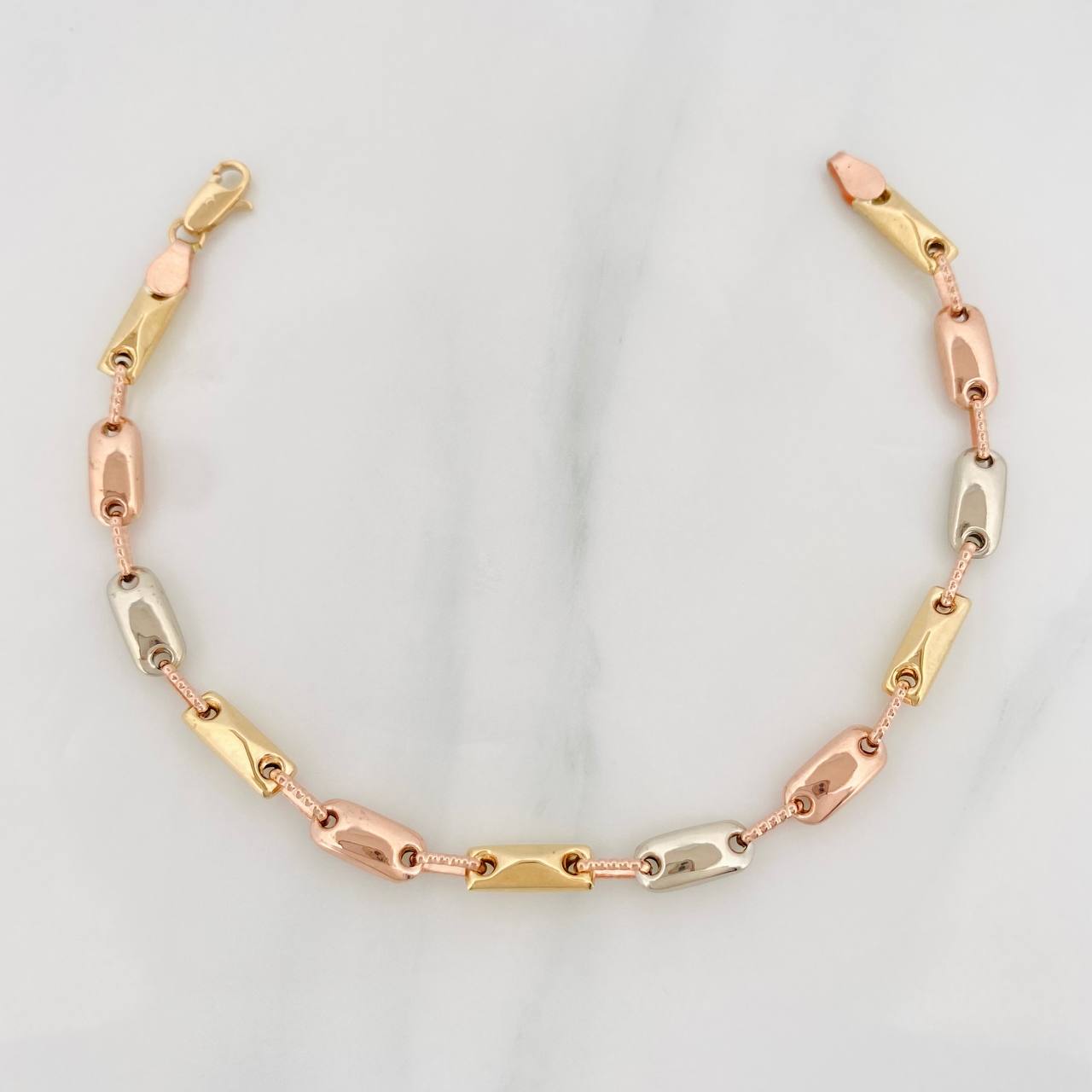 Rustic Bracelet Adije 4.35g / 6 3/4 in / 3.4mm Three Golds 18K
