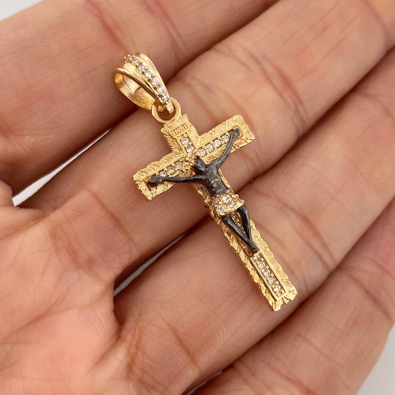 Dije Cruz Cristo Milagroso De Buga 3.9gr / 1 1/2 in / Dos Oros Negro Amarillo 18K %