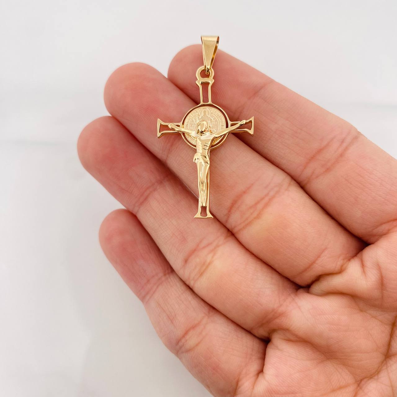 Dije Cruz Cristo 2.4g / 1 3/4 in Oro Amarillo 18K