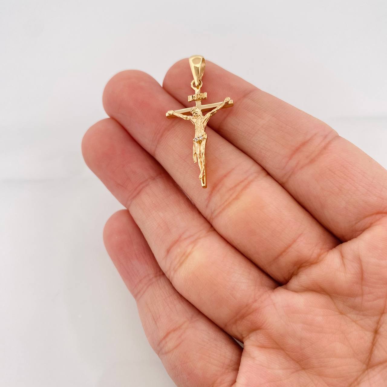 Dije Cruz Cristo 2.35g / 1 1/4 in Oro Amarillo 18K