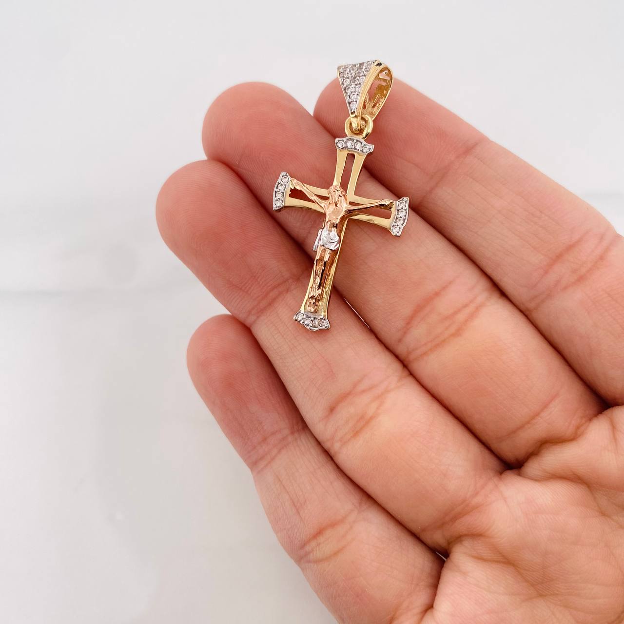 Dije Cruz Cristo 2.9g / 1 1/2 in Tres Oros 18K