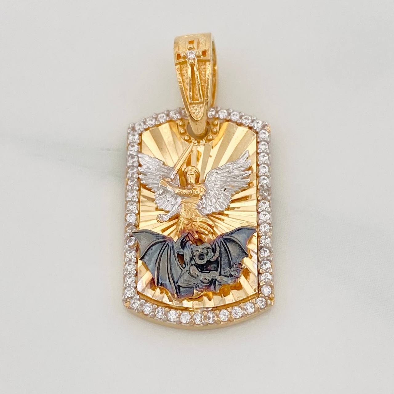 Pendant San Miguel Arcángel 4.5g / 1 1/4 in Three Golds 18K