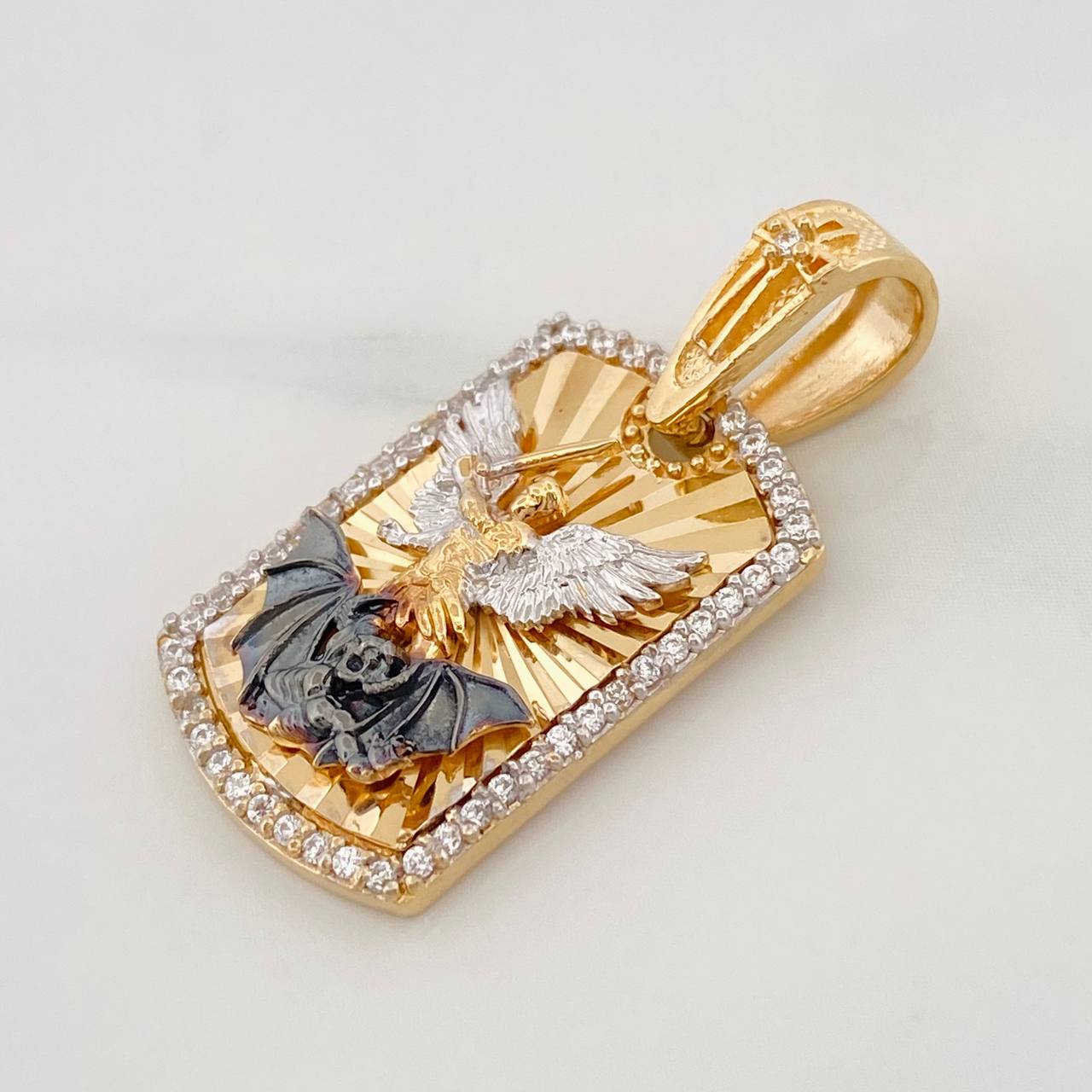 Pendant San Miguel Arcángel 4.5g / 1 1/4 in Three Golds 18K