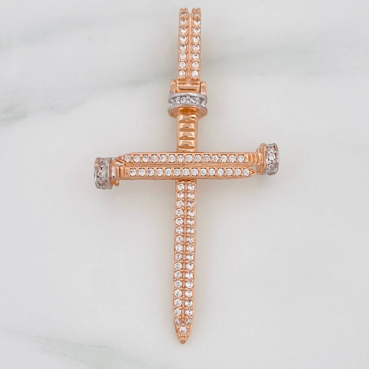 Dije Cruz Clavo 4.15g / 1 3/4 in Dos Oros Blanco Rosa 18K