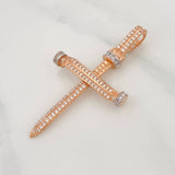Dije Cruz Clavo 4.15g / 1 3/4 in Dos Oros Blanco Rosa 18K