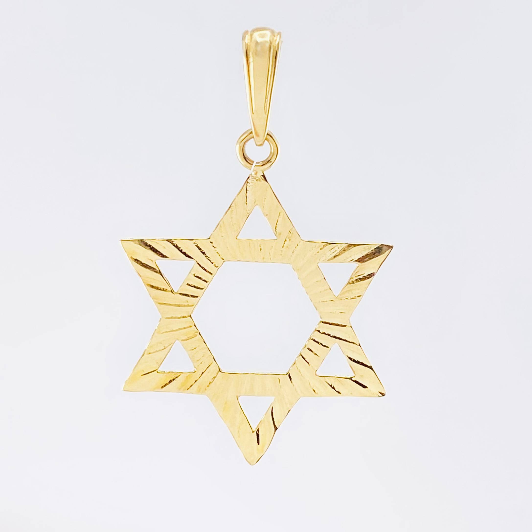 Dije Estrella De David 1.85gr / 1 1/4 in / Oro Amarillo 18K ©
