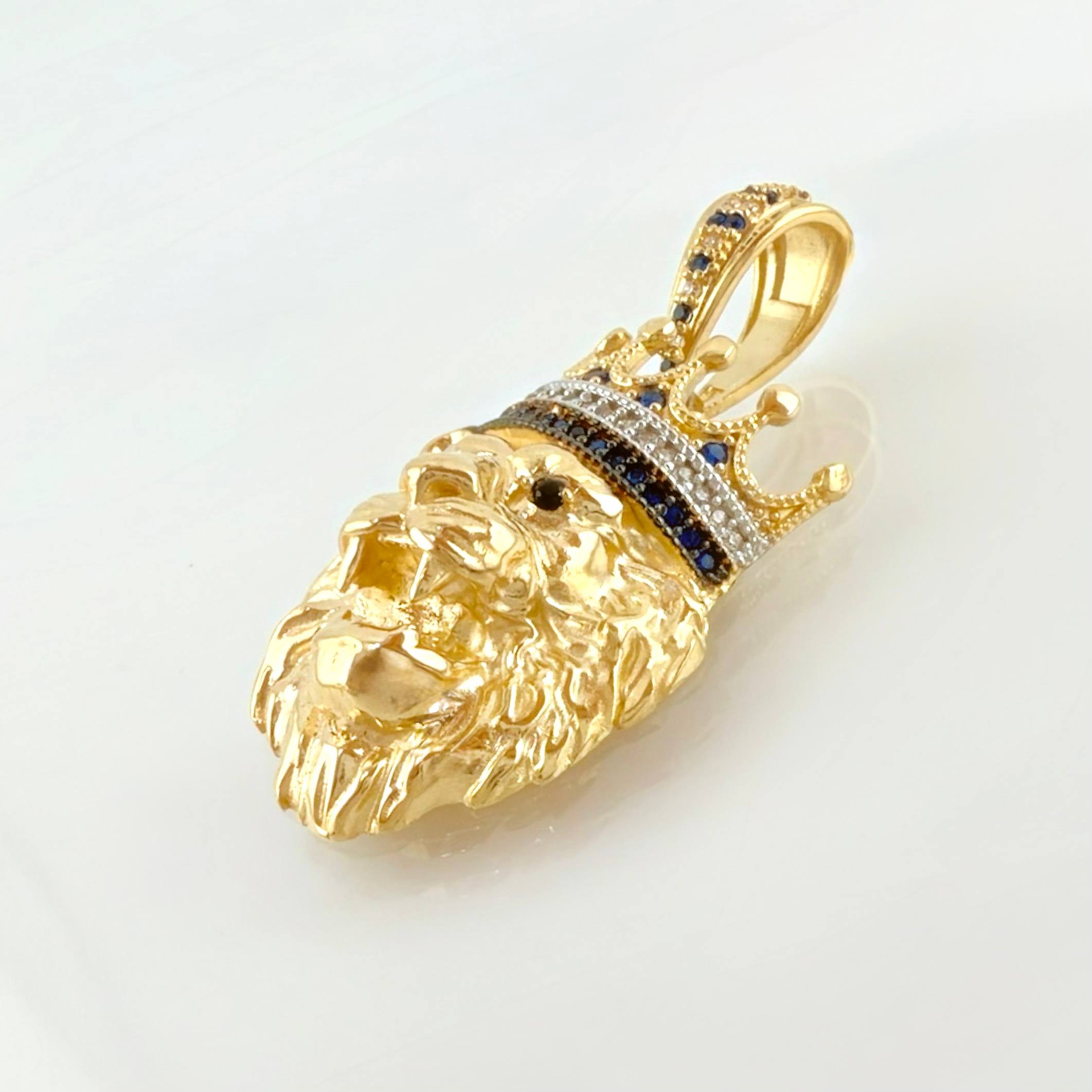 Dije Leon Corona 9.65gr / 1 1/2 in / Oro Amarillo 18K *