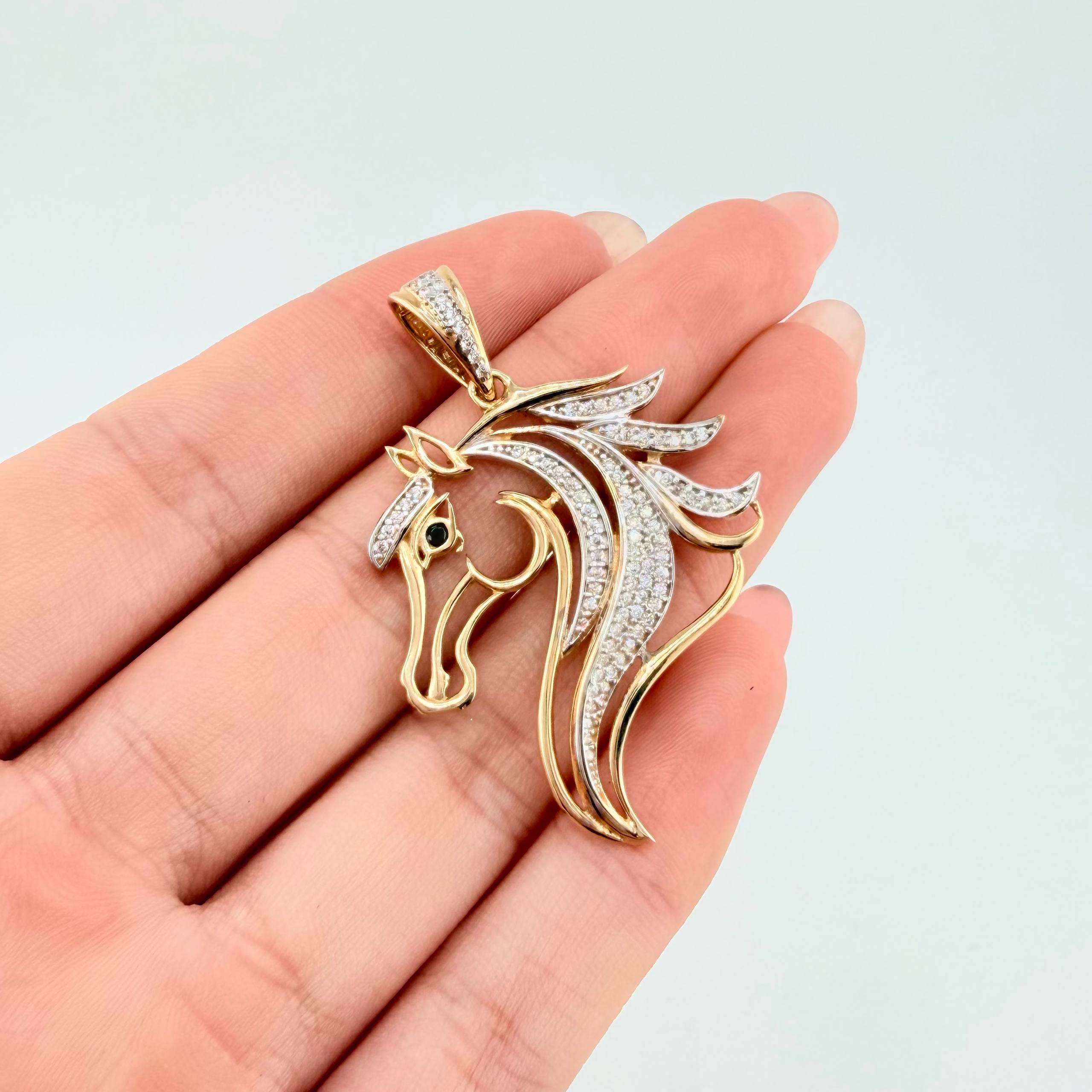 Dije Caballo Relieve Silueta 6.6gr / 1 3/4 in / Dos Oros Amarillo Blanco 18K *