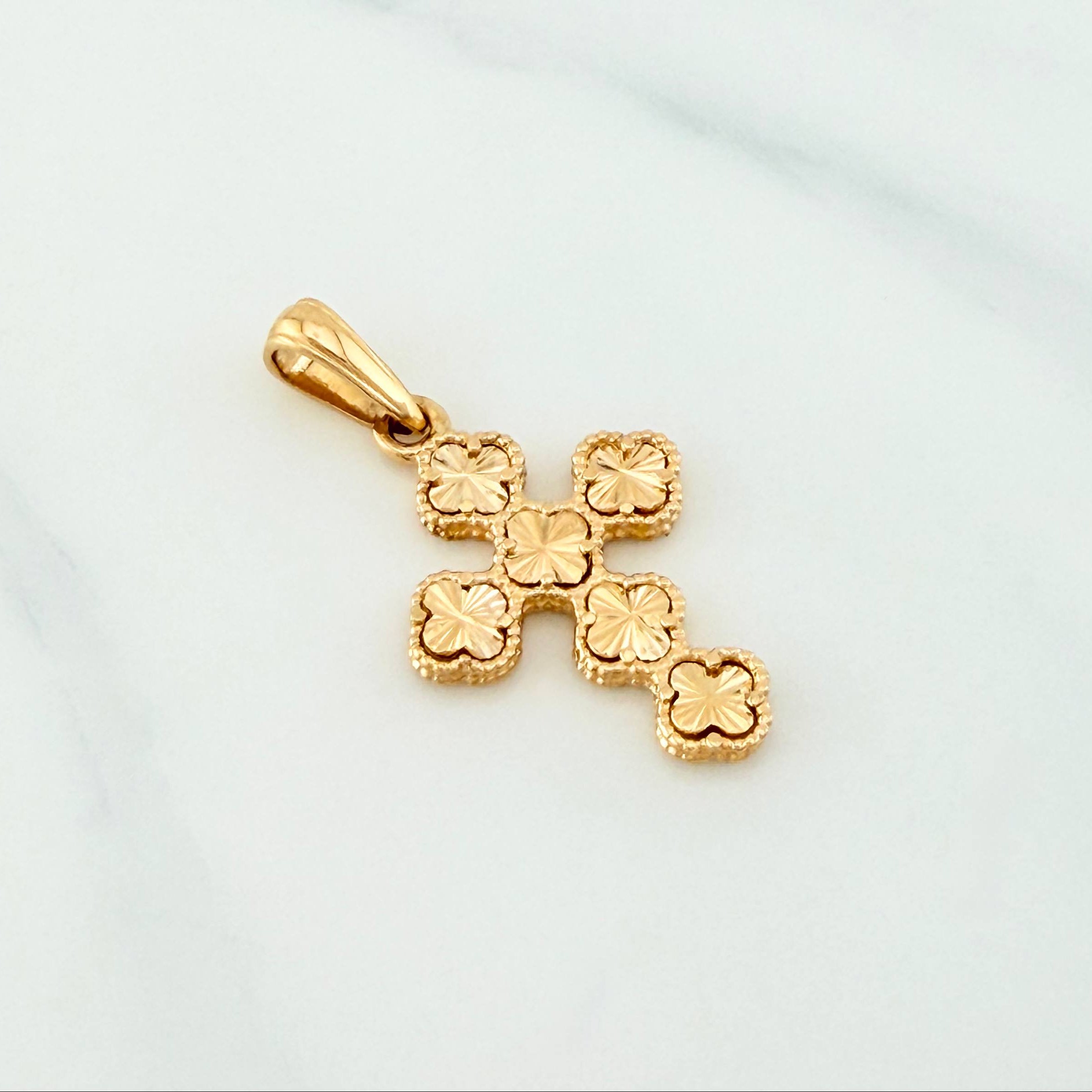 Dije Cruz Trebol 2.35 g / 1 1/4 in Oro Amarillo 18K