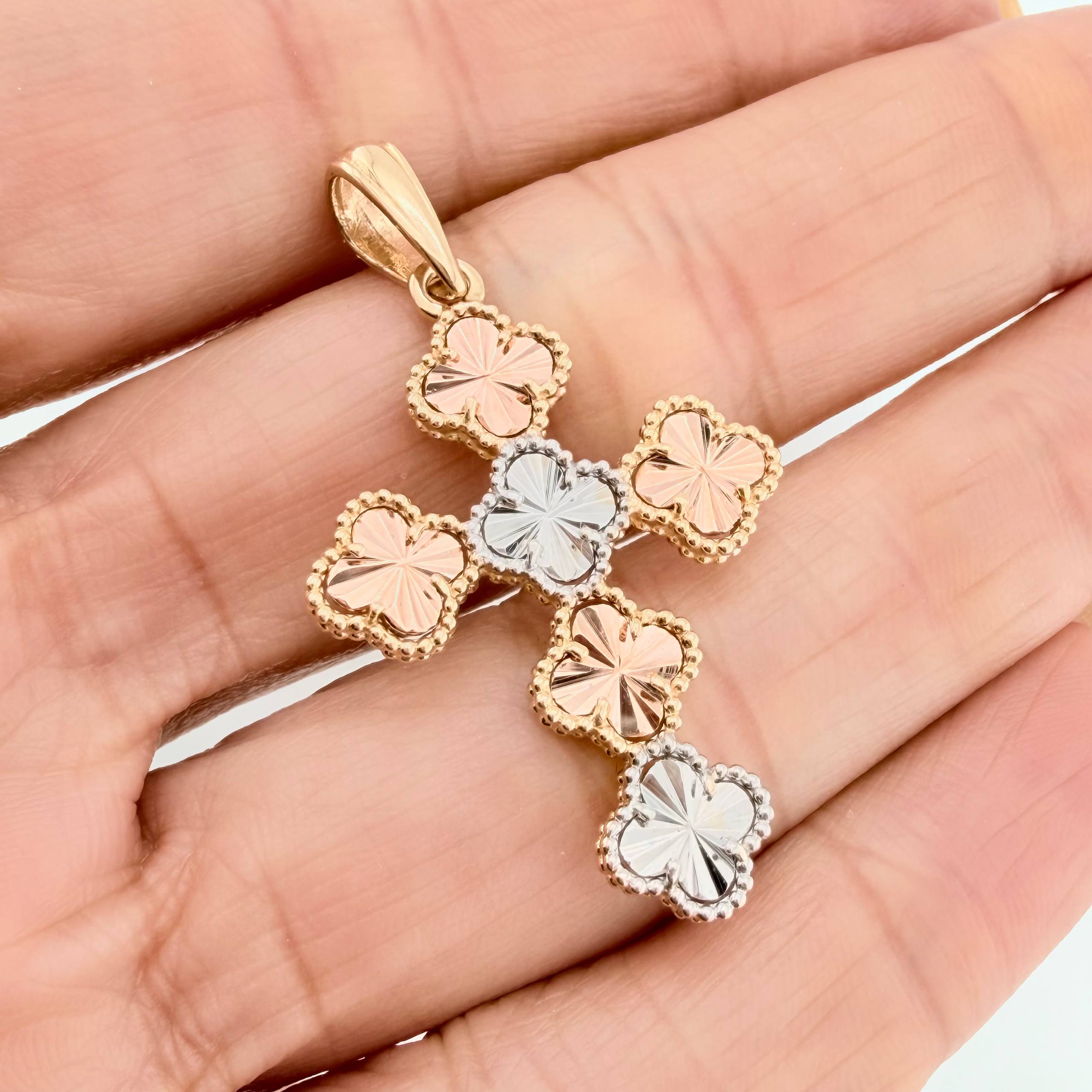 Pendant Cross Clover 4.5 g / 1 1/2 in Three Golds 18K
