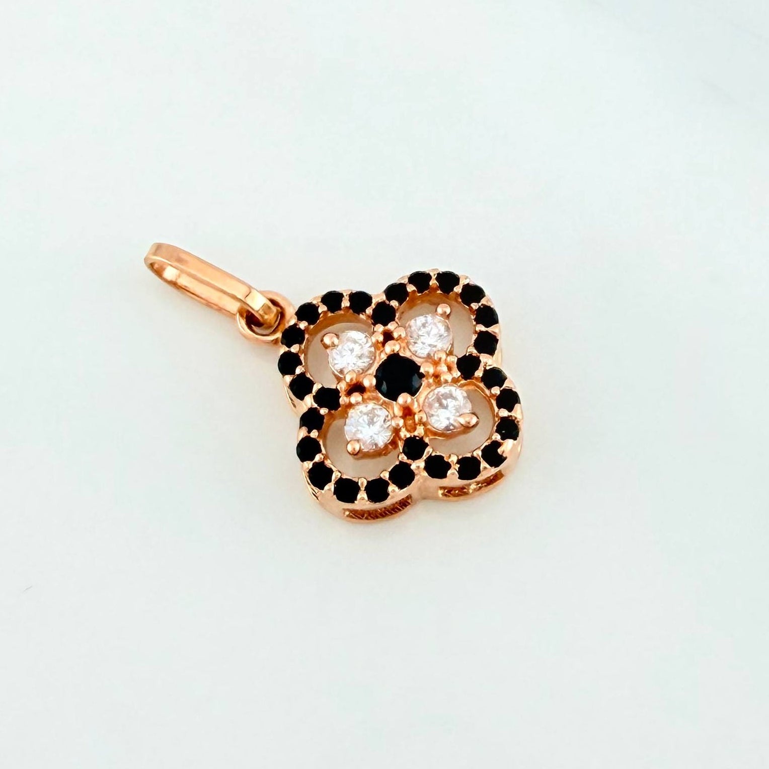 Dije Trebol Doble 1.55 g / 3/4 in Oro Rosa 18K