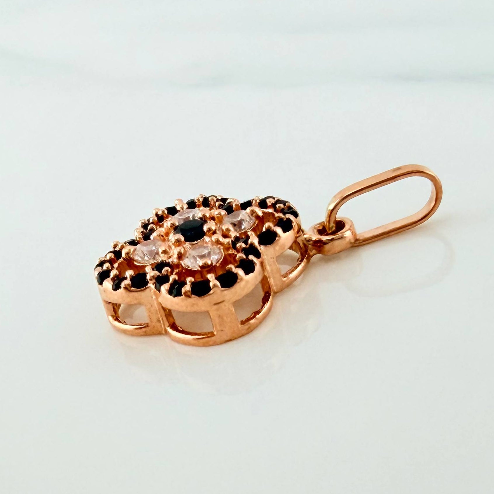 Dije Trebol Doble 1.55 g / 3/4 in Oro Rosa 18K