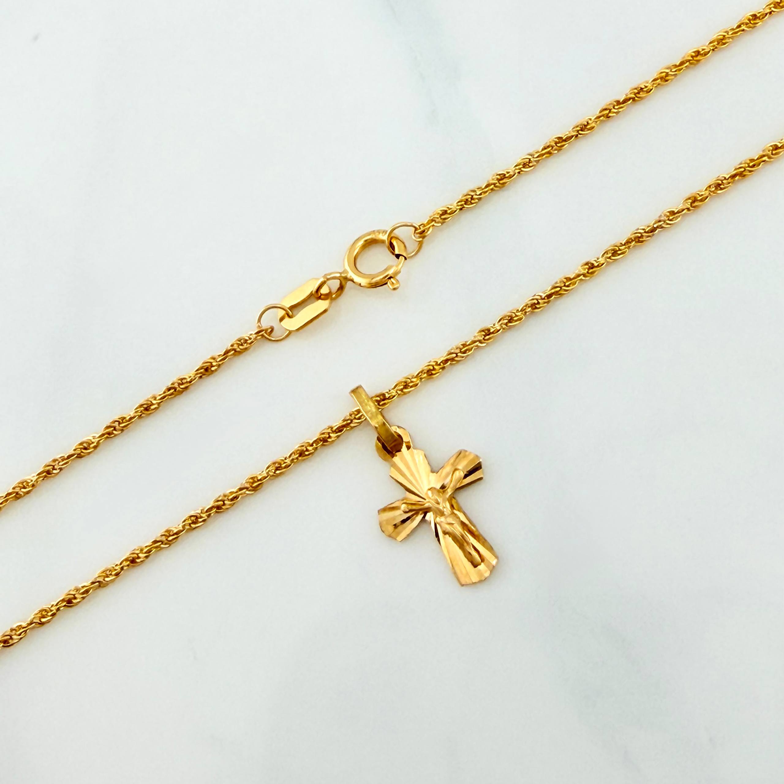 Set Cadena Lazo + Dije Cruz Cristo / 1,3 gr / 17 3/4 in Oro Amarillo 18K