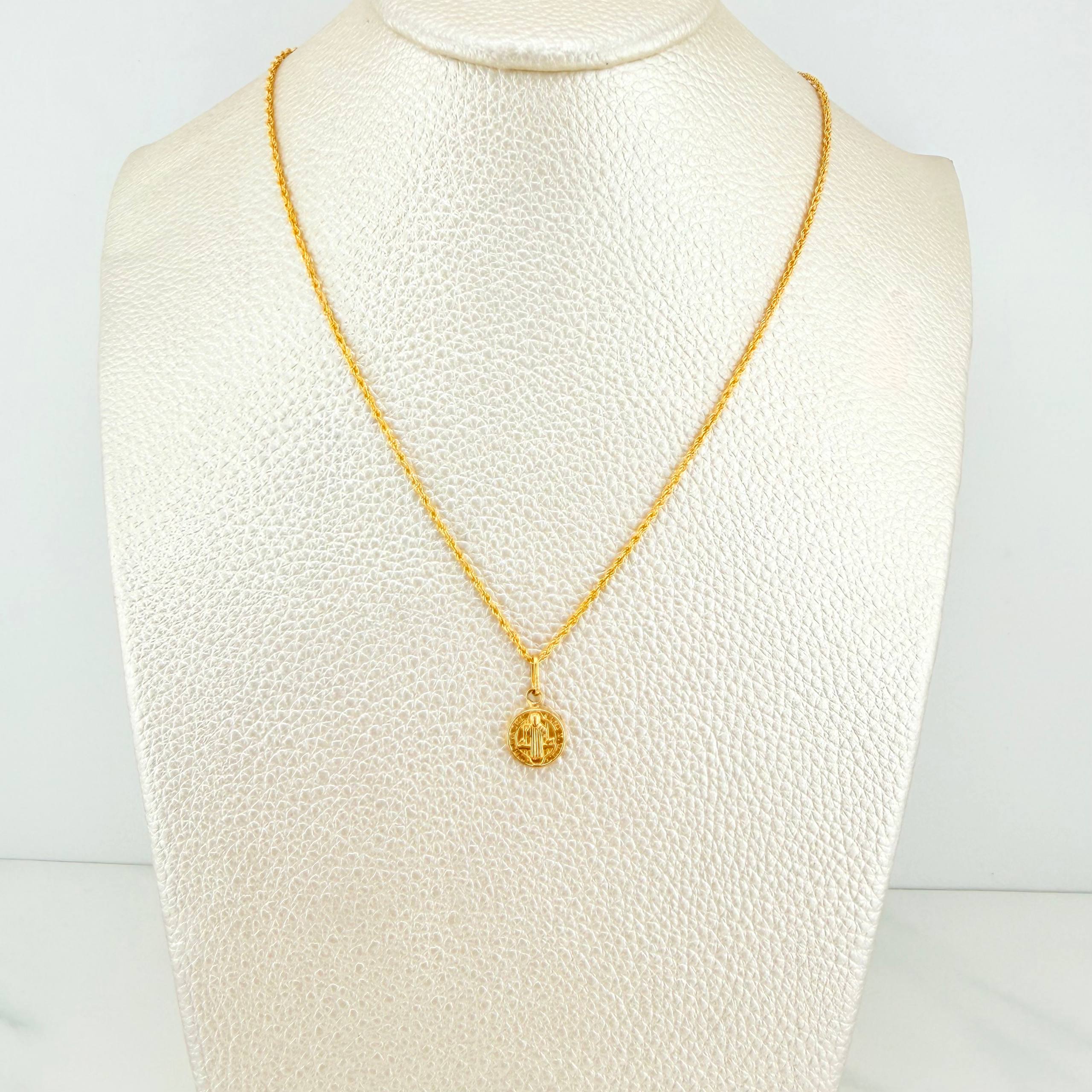 Set Cadena Lazo + Dije San Benito / 1,3 gr / 17 1/4 in Oro Amarillo 18K