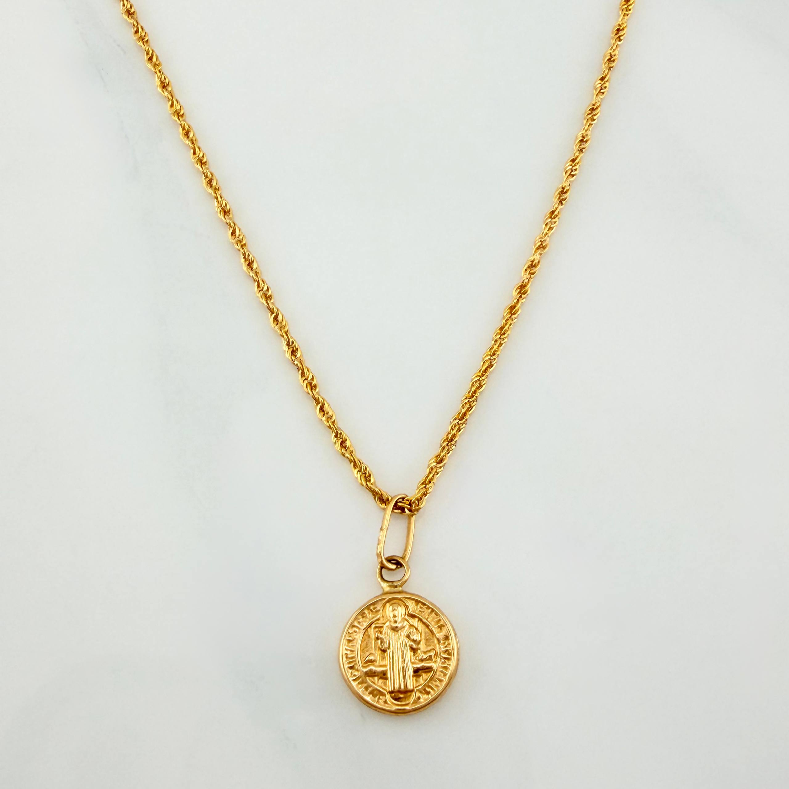 Set Cadena Lazo + Dije San Benito / 1,3 gr / 17 1/4 in Oro Amarillo 18K