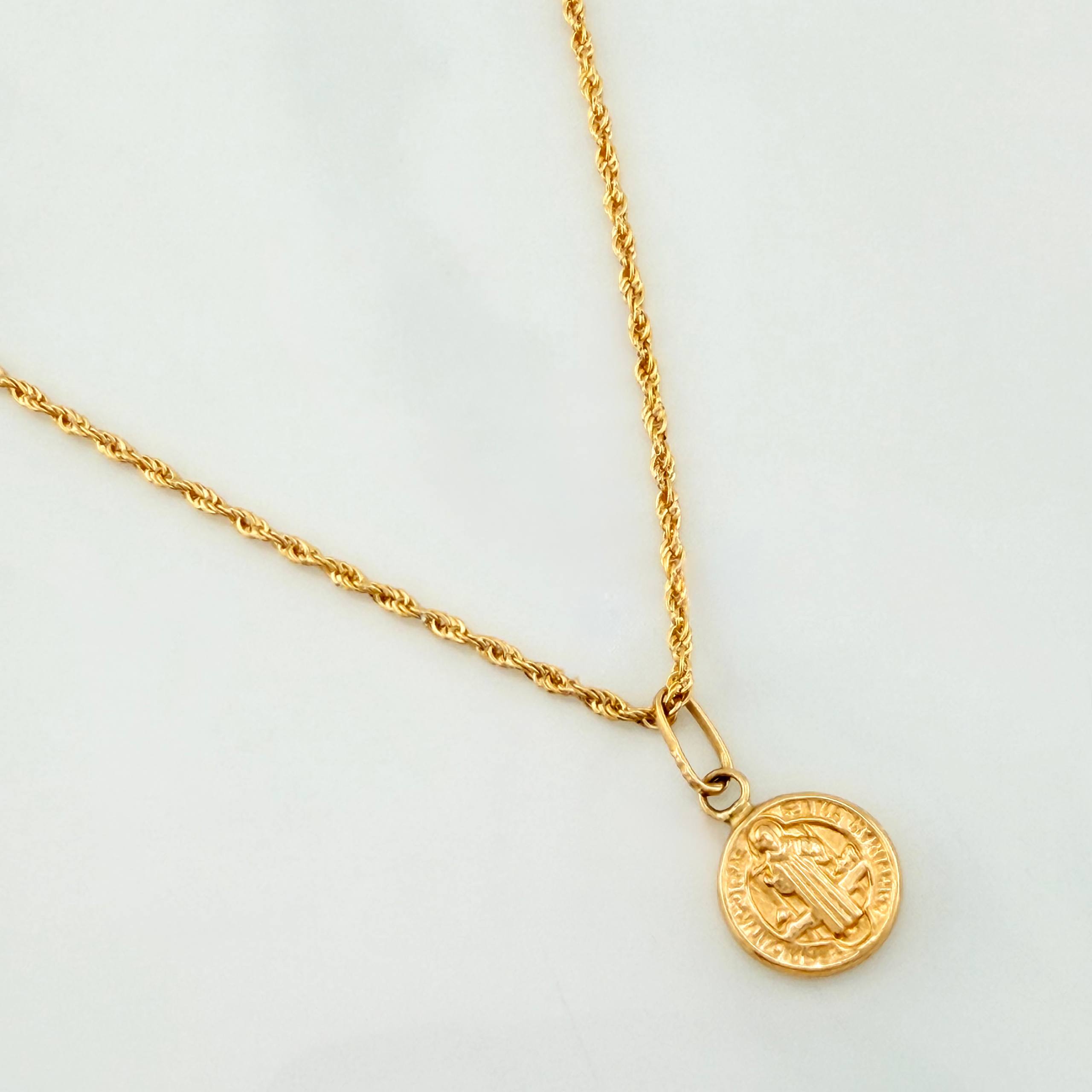 Set Cadena Lazo + Dije San Benito / 1,3 gr / 17 1/4 in Oro Amarillo 18K