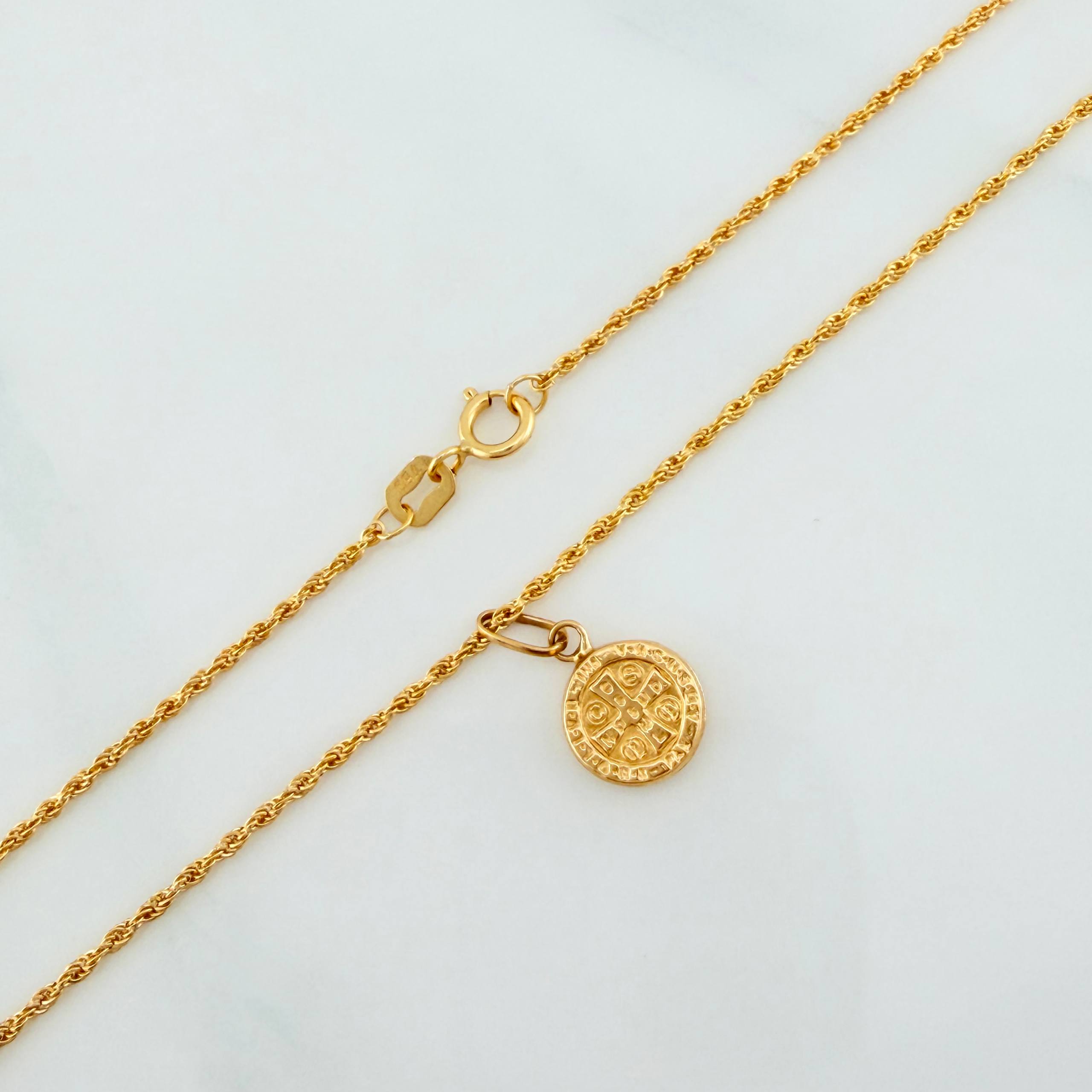Set Cadena Lazo + Dije San Benito / 1,25 gr / 17 1/4 in Oro Amarillo 18K