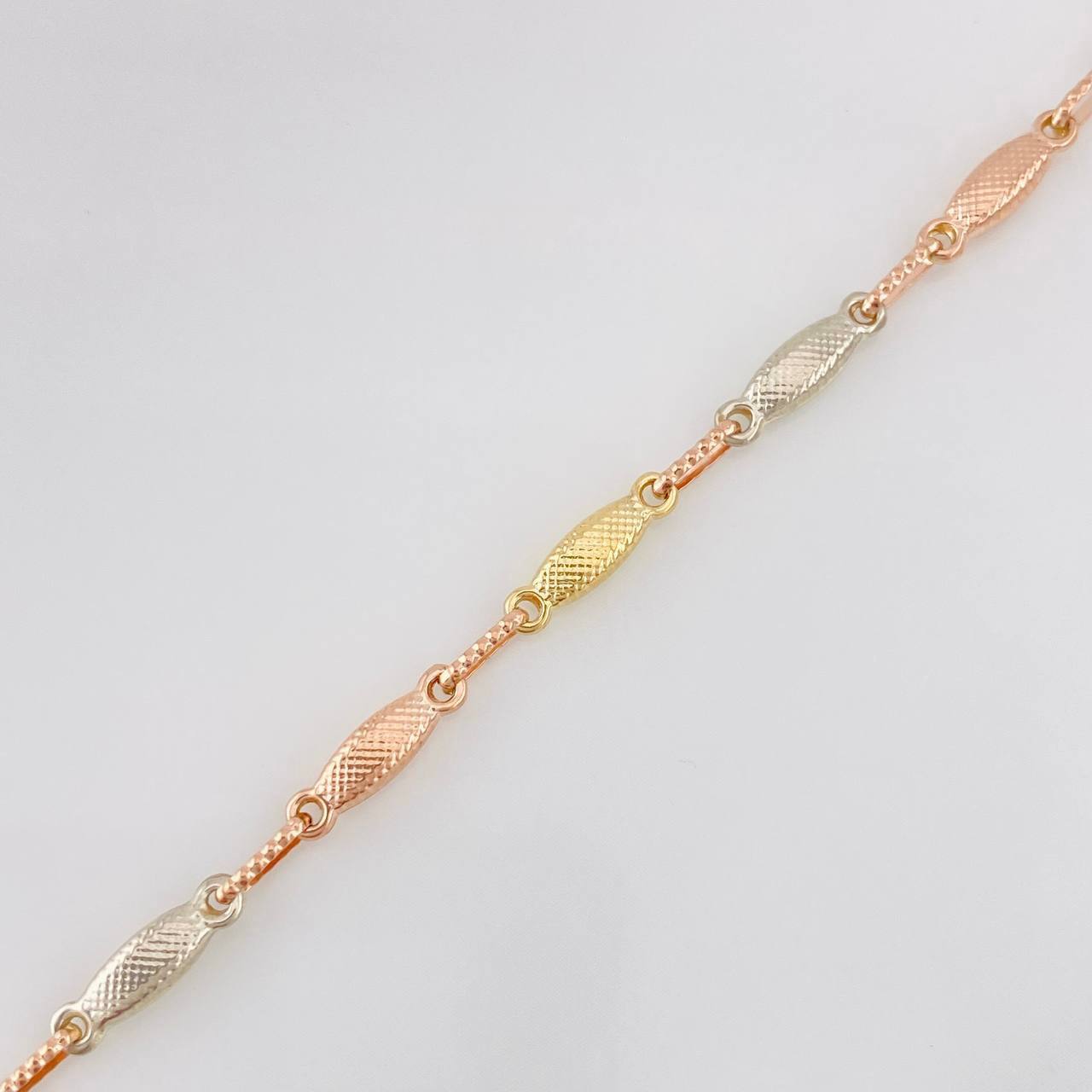 Rustic Link Bracelet 3.65g / 7 3/4 in / 3.11mm Three Golds 18K