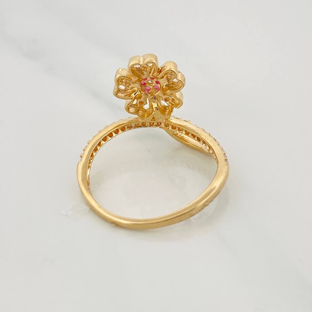 Flower Ring 2.75g / Size 7 1/2 Yellow Gold 18K