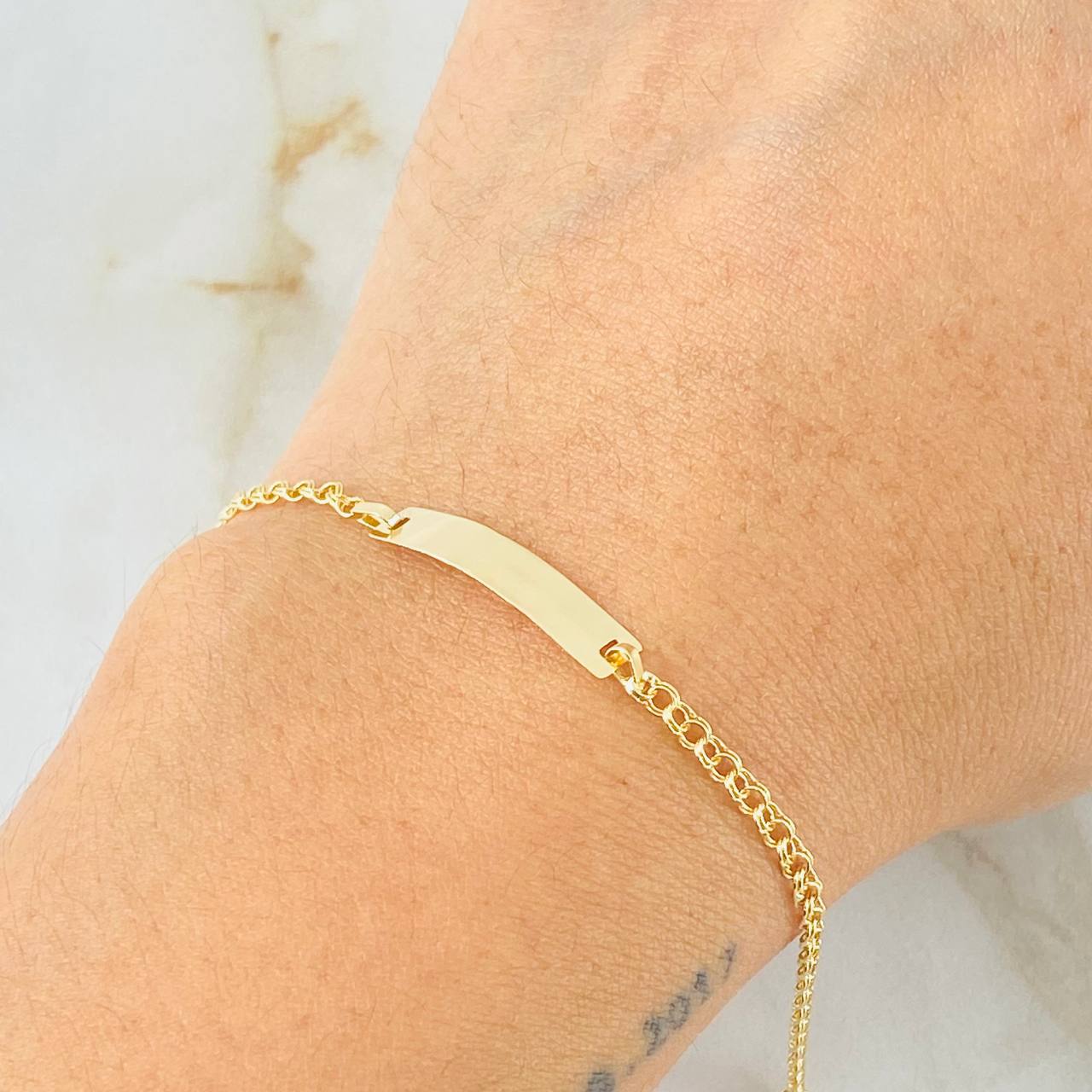 Pulso Bebé Aro Seguido Placa Rectangular 1.2gr / 5 1/2 in / Oro Amarillo 18K